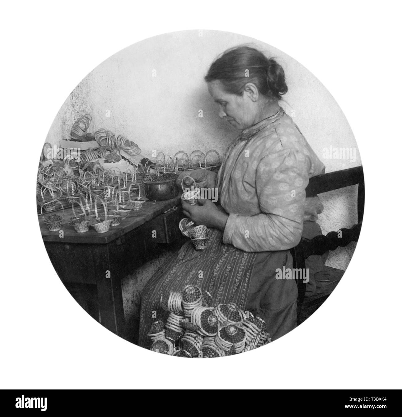 La production artisanale de jouets, début des années 1900 Banque D'Images
