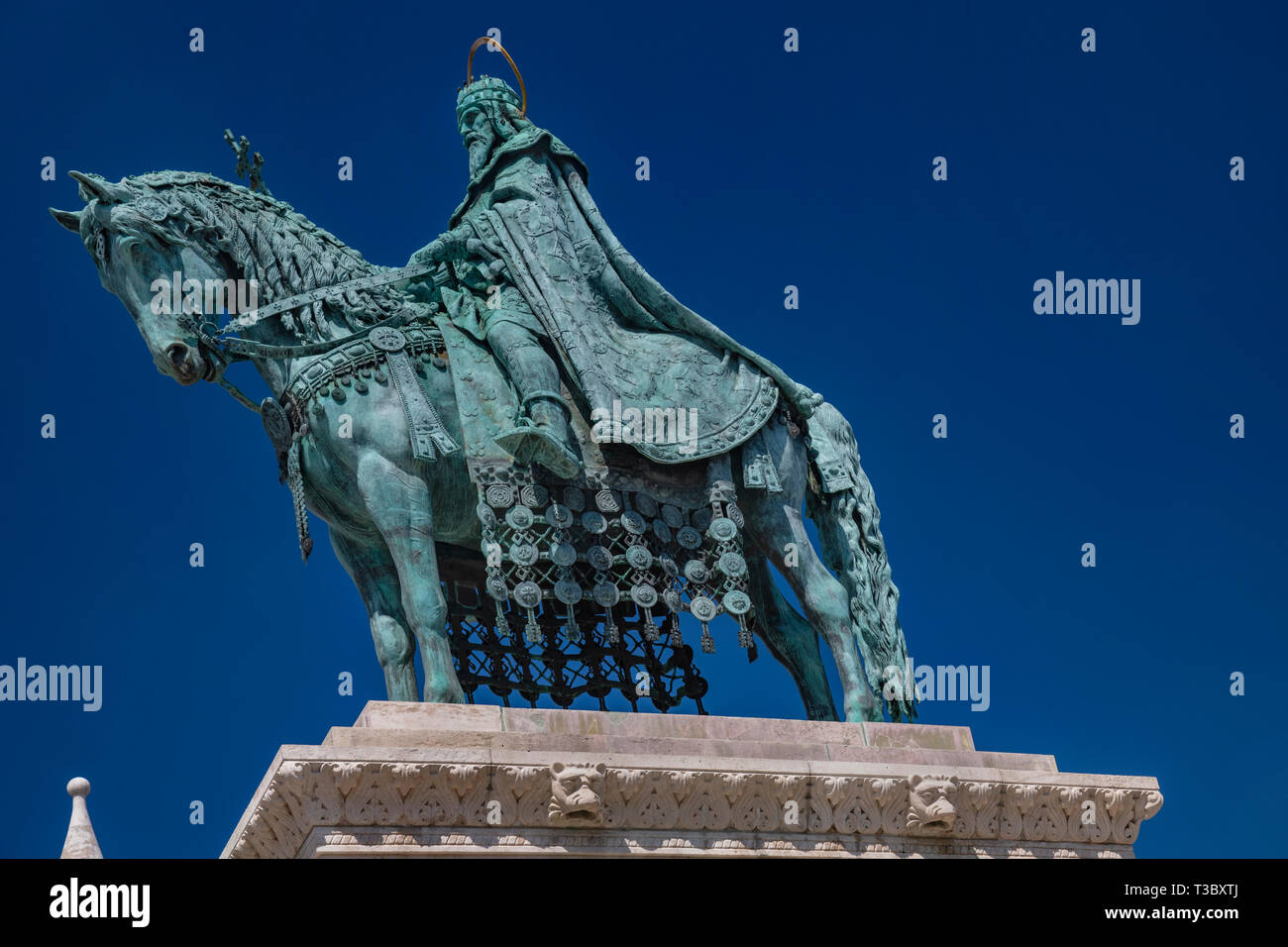 La Hongrie, Budapest, la statue de Saint Stephen fondateur de l'Etat hongrois à cheval devant l'église Matthias, Banque D'Images