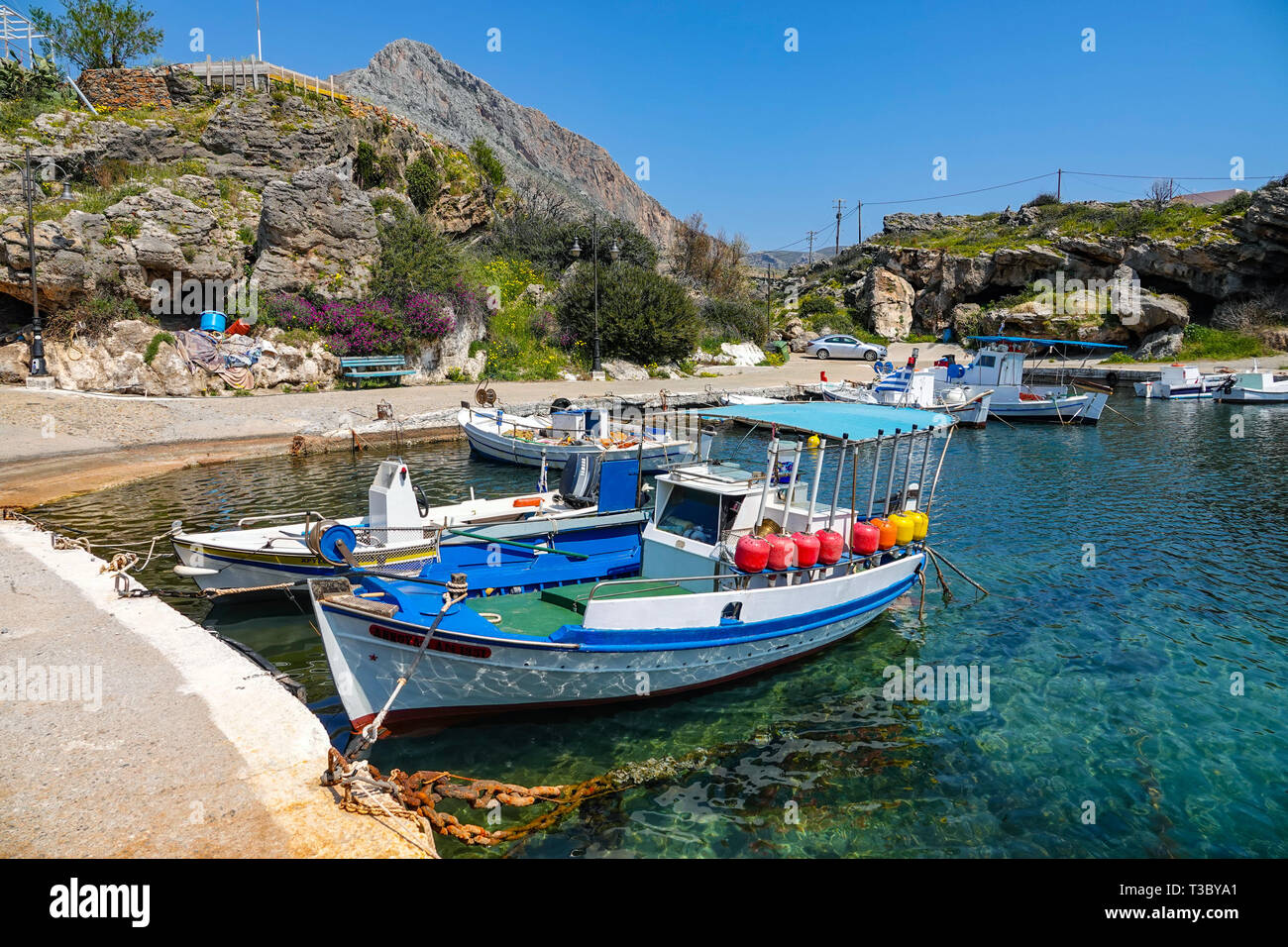 Petit port et bateaux de pêche au village de Profitis Ilias, près de Neapoli Voion, printemps, printemps, Peleponnese, grèce, grec Banque D'Images
