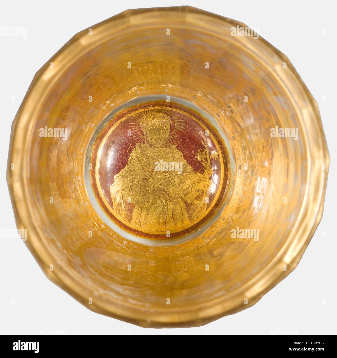 Un bécher de verre de Bohême dans "Zwischengold"-technique, vers 1720/30,  facettes bécher potable légèrement conique. Dans le verre à double paroi  finement une feuille d'or gravé. D'un côté montre un cartouche avec