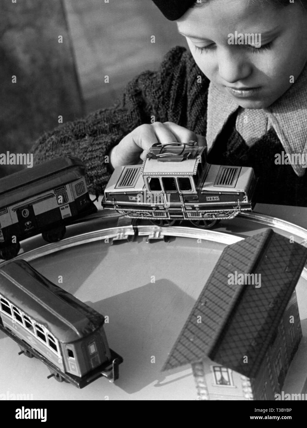 Petit Garçon jouant avec petit train, novembre 1949 Banque D'Images