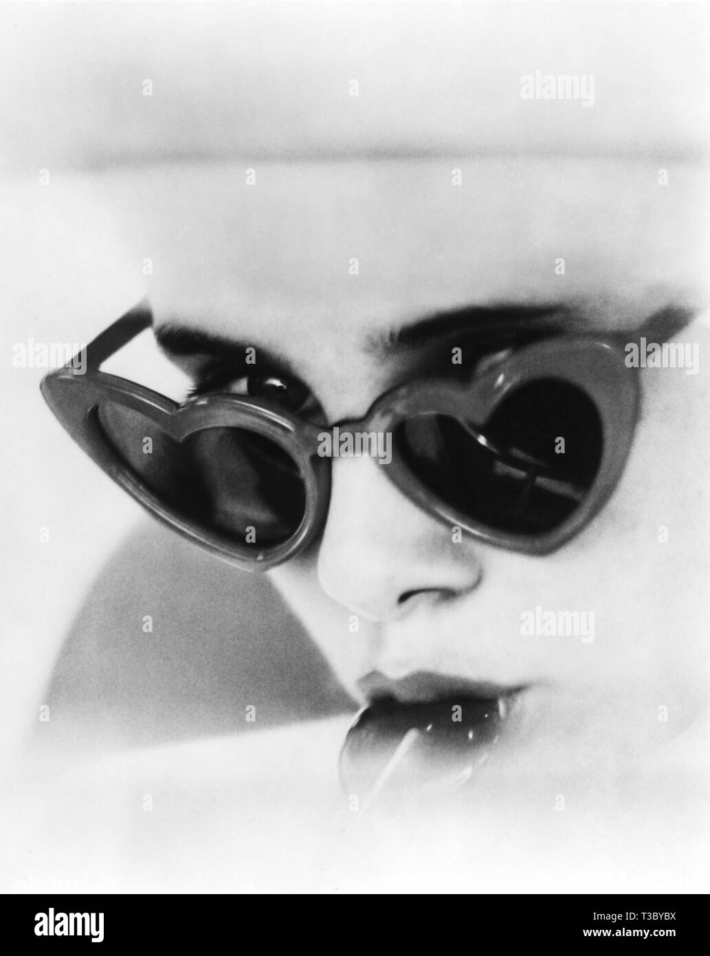 SUE LYON comme LOLITA 1962 réalisateur Stanley Kubrick roman et scénario Vladimir Nabokov A.A. Productions Ltd / Anya / Harris-Kubrick Productions / Transworld Images / Metro Goldwyn Mayer Banque D'Images