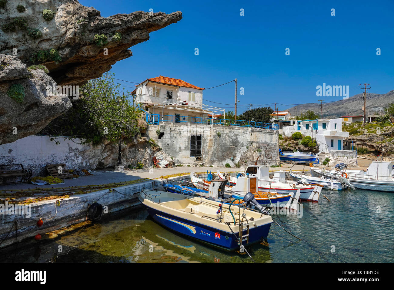 Petit port et bateaux de pêche au village de Profitis Ilias, près de Neapoli Voion, printemps, printemps, Peleponnese, grèce, grec Banque D'Images