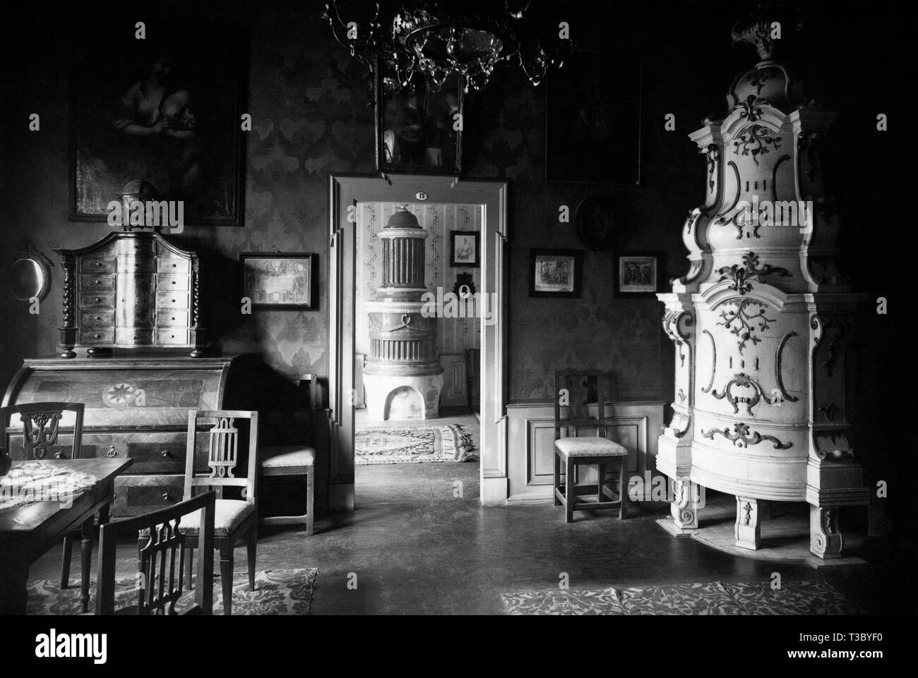 Bolzano, chambre d'hôtel avec cuisinière en céramique typique stube, 1948 Banque D'Images