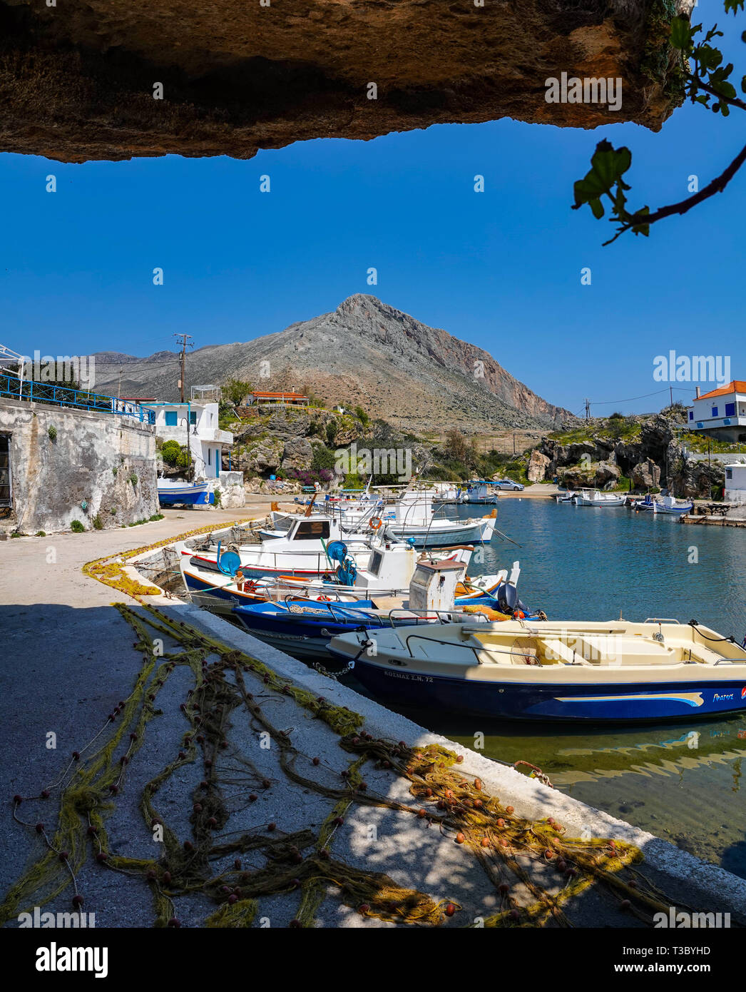 Petit port et bateaux de pêche au village de Profitis Ilias, près de Neapoli Voion, printemps, printemps, Peleponnese, grèce, grec Banque D'Images