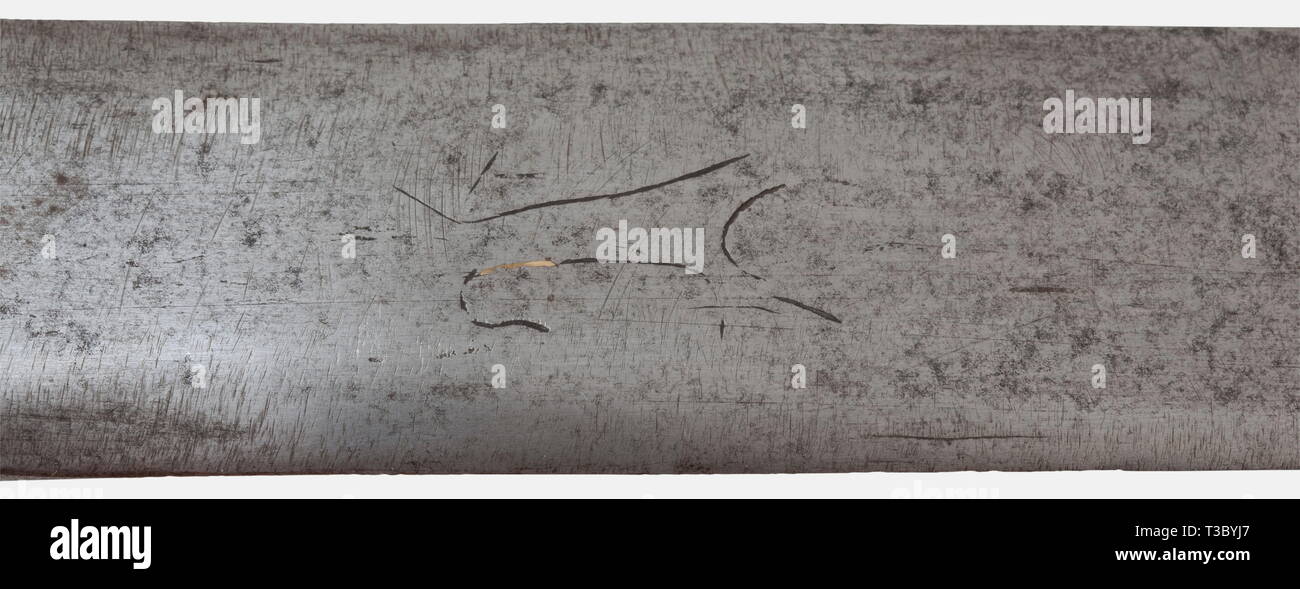 Une grande épée à deux mains, Wolfgang Stantler II, Passau, vers 1580, Massive arme à double lame avec un ricasso et deux pattes en forme de Fluke. Le loup de Passau mark gravé sur un côté, et la moitié d'un orb gravé sur l'autre. Vestiges des incrustations en laiton avec lignes décoratives en forme de croix de Saint Andrews gravé au-dessus eux, en conservant des traces infimes de l'original incrustations en laiton. Quillons légèrement courbé avec encoches décoratif et ornemental laminées avec Split et de faîtage. Anneau de protection sur les deux côtés avec insertion de décoration fleur de lys. Avec poignée, Additional-Rights Clearance-Info-wel-Not-Available Banque D'Images