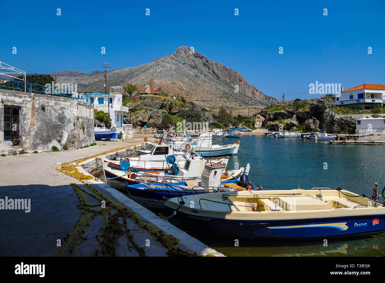 Petit port et bateaux de pêche au village de Profitis Ilias, près de Neapoli Voion, printemps, printemps, Peleponnese, grèce, grec Banque D'Images