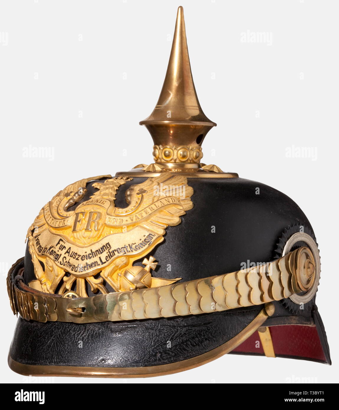 Un casque pour les officiers du Régiment de fusiliers prussien No 34, la garnison de Stettin, vers 1910, corps en cuir noirci fixations doré. Plaque de la couronne circulaire avec star vis et un bon spike. Jugulaires à écailles de métal plat sur rosaces. Les cocardes. Unité ligne eagle avec la molette elles ont été attribuées, 'de distinction, de l'ancien régiment de Gardes Royale Suédoise, Queen'. Bandeau en cuir de couleur claire et doublure en soie côtelée. Major de l'armée reçoit cette distinction faites défiler jusqu'après les guerres de libération le 17 avril 1816 au 1er Bataillon de la 33ème Infantry, Additional-Rights Clearance-Info-REG-Not-Available Banque D'Images