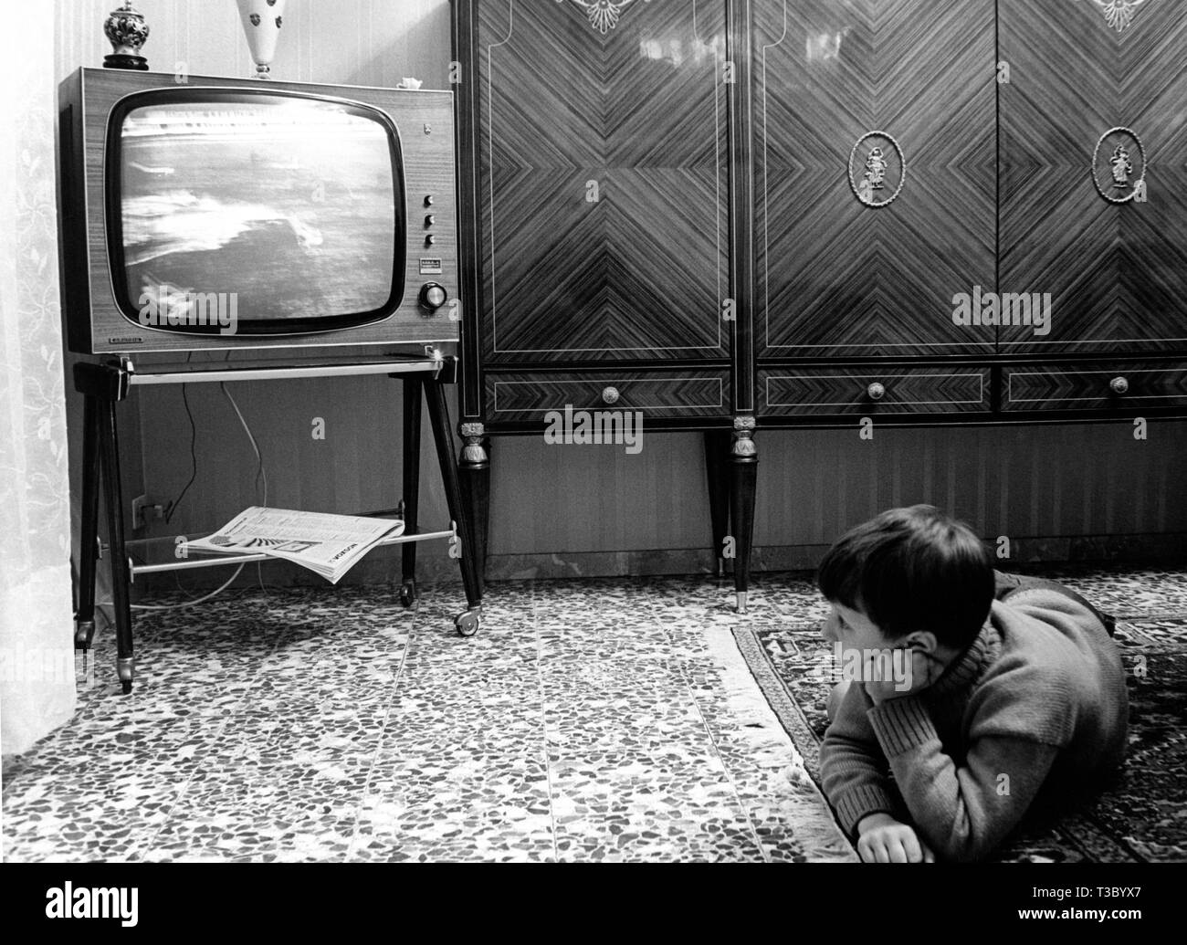 Enfant à regarder la télévision, 1966 Banque D'Images