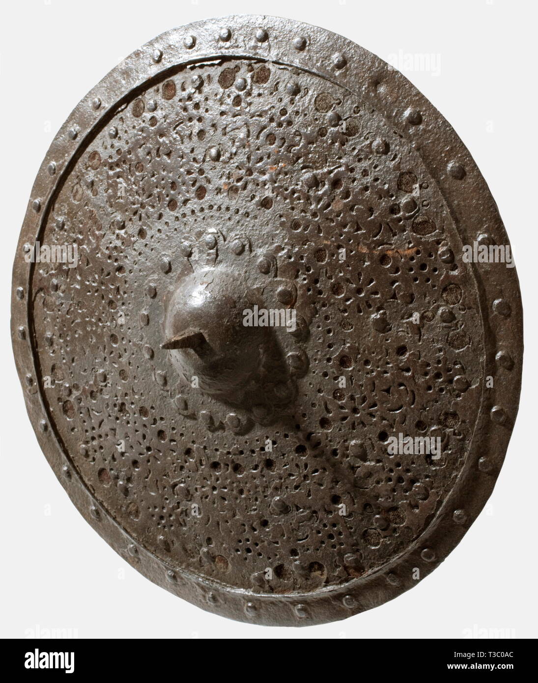 Un bouclier de fer circulaire espagnol, milieu du 16e siècle, légèrement galbée double couche, bouclier circulaire. L'umbo central riveté avec une courte pointe de section quadrangulaire . Rim. renfort riveté environnants La coque métallique extérieure décoration ajourée fine affiche avec des restes de l'appui de velours d'origine. L'arrière a l'original coussin en cuir riveté et un enarme. Les surfaces métalliques ont des traces de corrosion. Diamètre 40,5 cm., historique, historique du 16ème siècle, les armes de défense, d'armes, d'armes, l'arme, le bras, appareil de combat, d'objet, Additional-Rights Clearance-Info-obje-Not-Available Banque D'Images