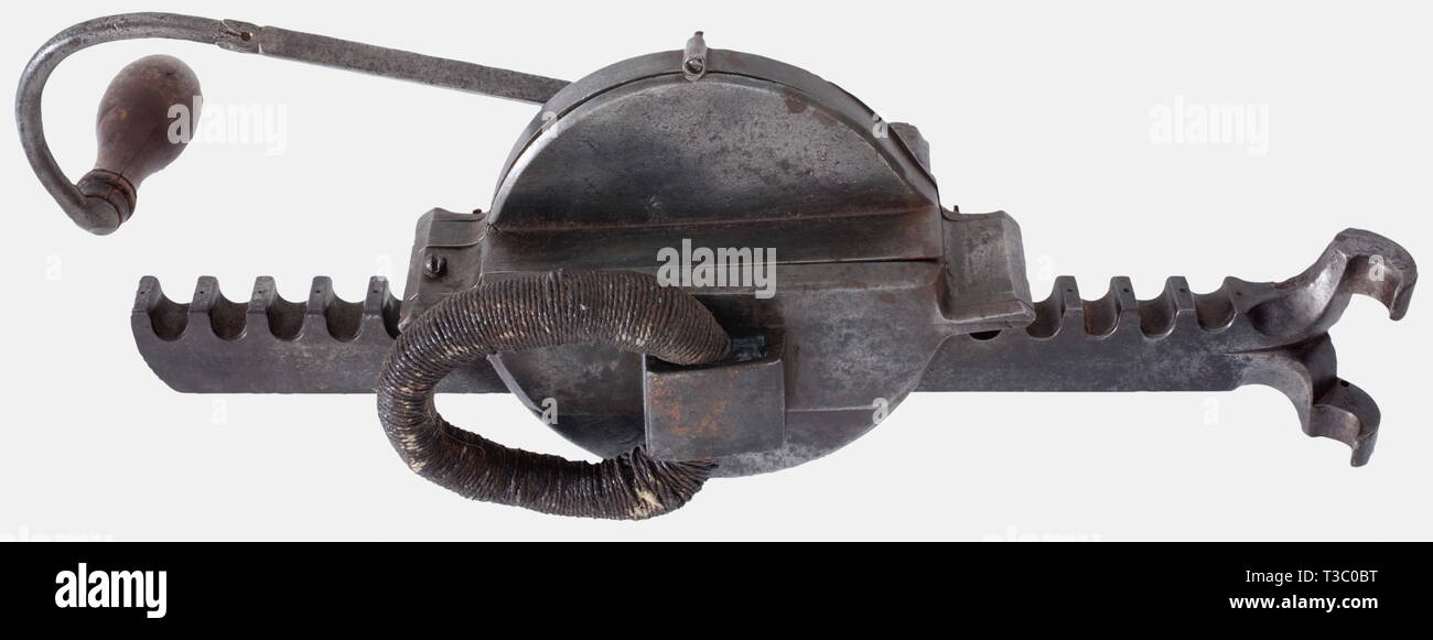 Une arbalète lourde allemande cranequin, fin du 16e siècle boîte circulaire avec une boucle de cordon à l'arrière. Liquidation - bar avec de modestes couper la décoration et un manche en bois. Récupération lourde barre à cliquet marqué 'HM'/arbalète sur un blason bouclier. Longueur 44 cm., historique, historique du 16ème siècle, arbalète, arbalètes, armes à distance, armes, objet, objets, clipping, cut out, cut-out, cut-outs, Additional-Rights Clearance-Info-Not-Available- Banque D'Images