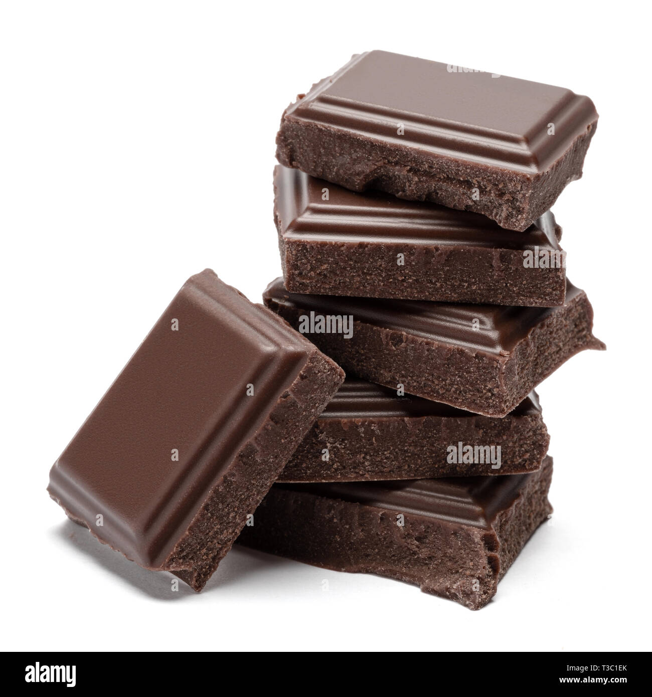 Morceaux de chocolat foncé isolé sur fond blanc Photo Stock - Alamy