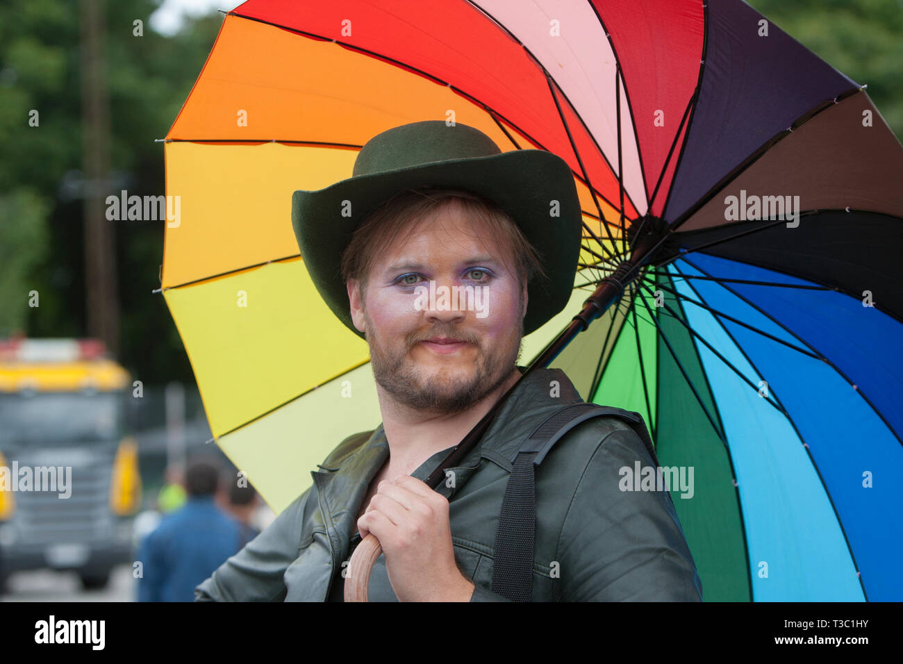 Avec l'homme au cours de l'ombrelle de couleur Pride Festival, Stockholm, Suède. Banque D'Images