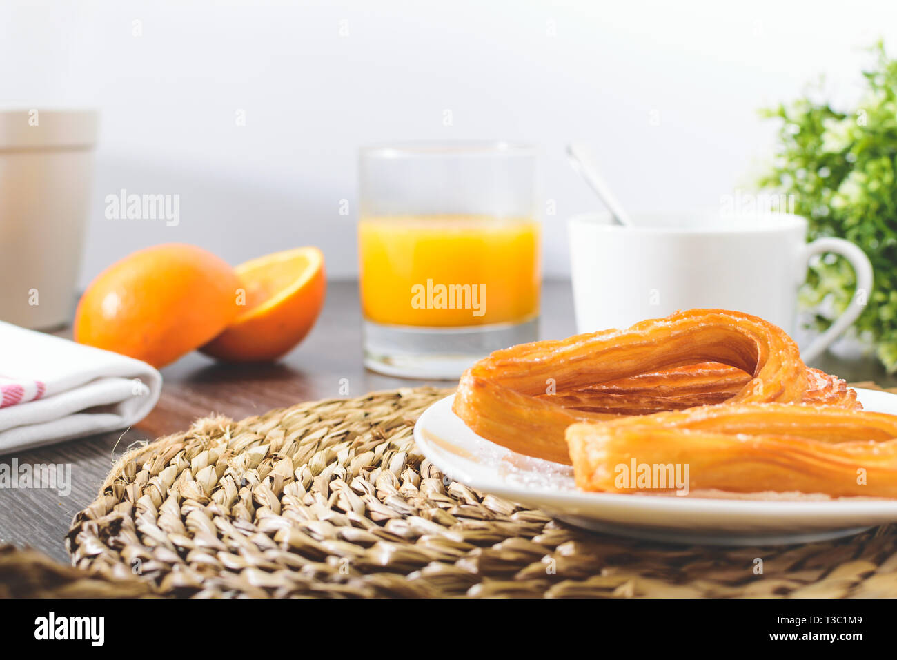 Churros Espagnol Savoureux Jus D Orange Cafe Petit Dejeuner Tranches D Orange D Examen Avec Des Churros Fond Blanc Photo Stock Alamy