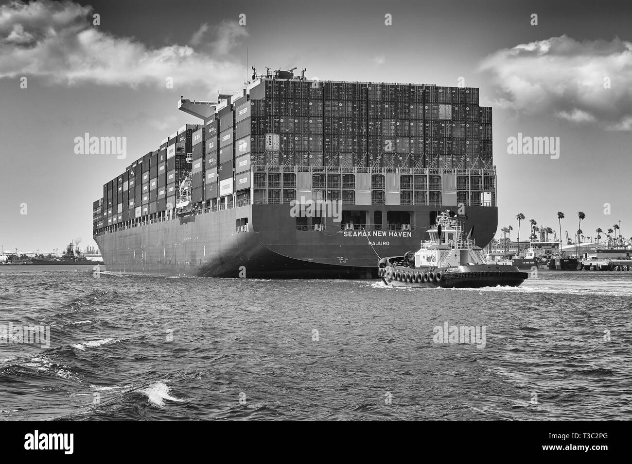 Moody Black & White image du porte-conteneurs, SEAMAX NEW HAVEN, entrant dans le canal principal de Los Angeles dans le port de Los Angeles, Californie, États-Unis. Banque D'Images