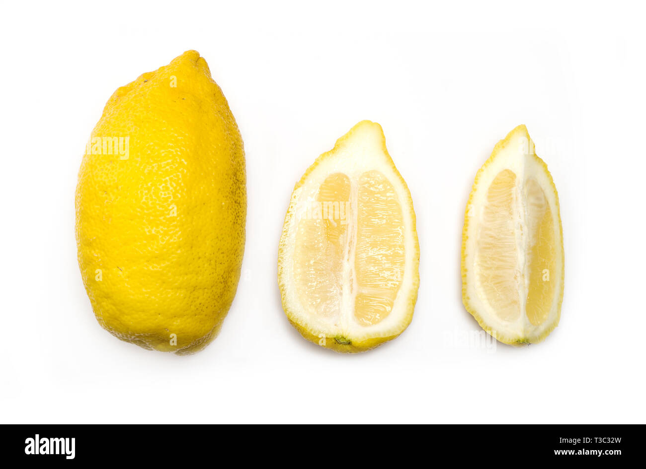 Image de homegrown laid citrons. Un fruit entier, une moitié, un quart.Concept de différentes particules.orientation horizontale,télévision lay. Banque D'Images