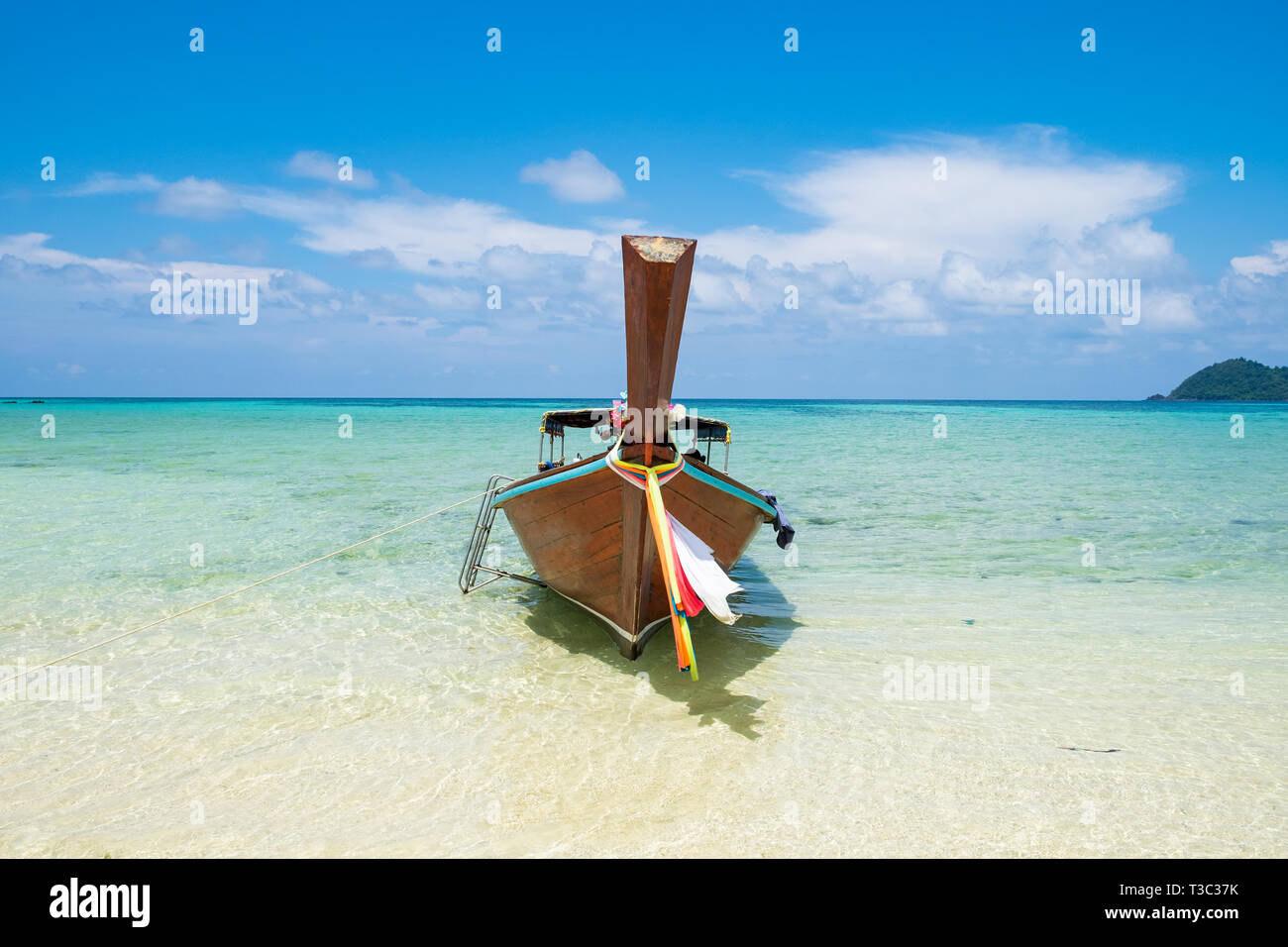 Longue queue d'ancrage bateau en bois avec sable blanc mer csytal à lipe,Thaïlande,d'Andaman Banque D'Images