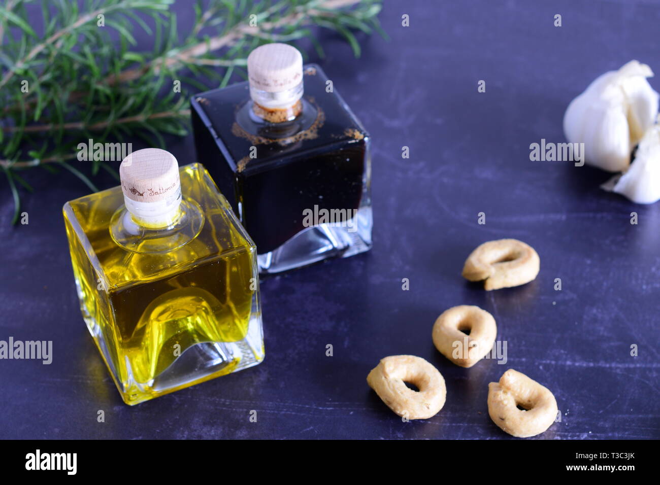 Petites bouteilles d'huile d'olive italienne et le vinaigre balsamique, produire à partir de la Fattoria La Vialla, à Castiglion Fibocchi Banque D'Images