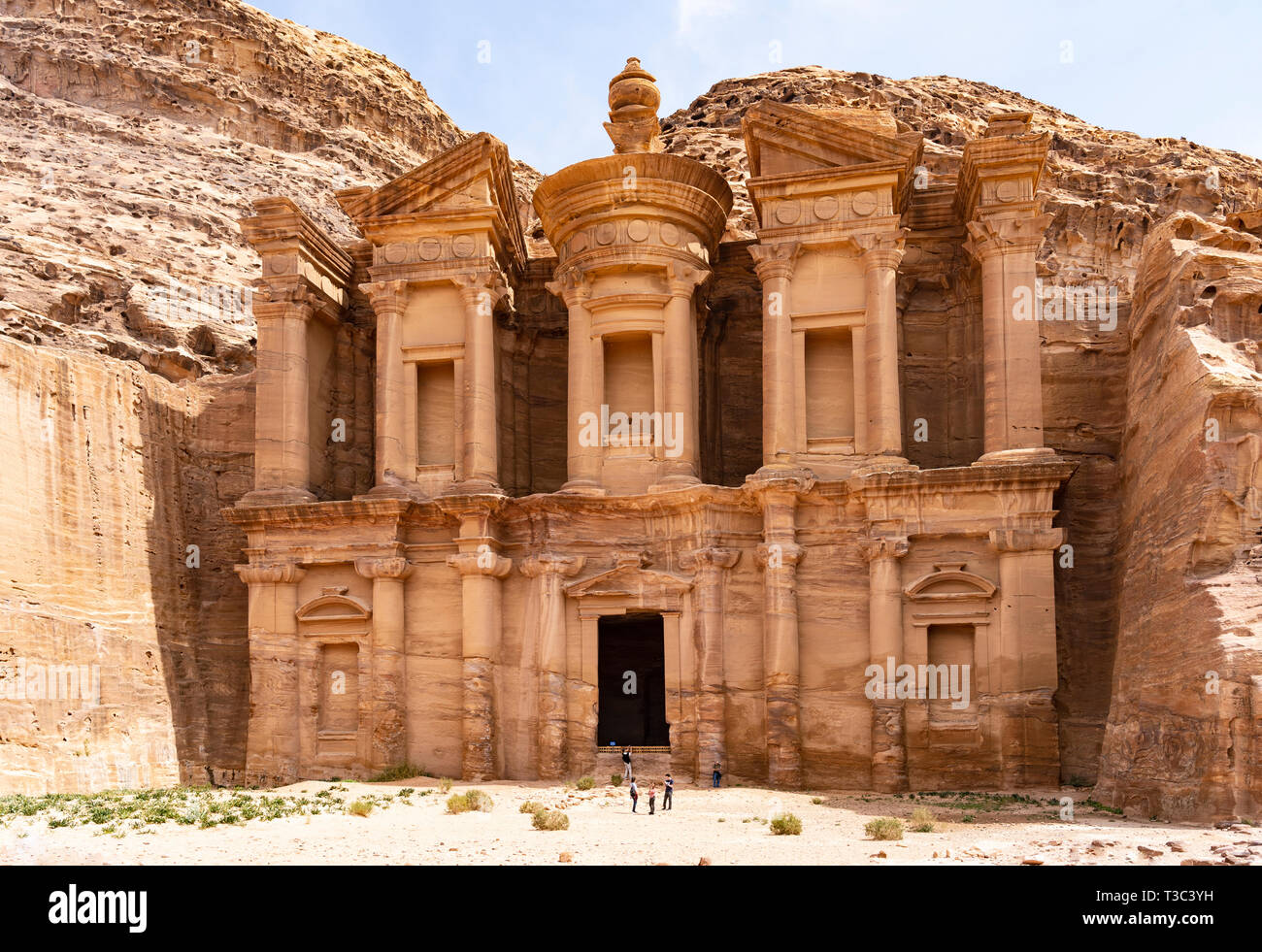 Avis de monastère Ad-Deir à Petra en Jordanie.Site du patrimoine mondial de l'UNESCO Banque D'Images