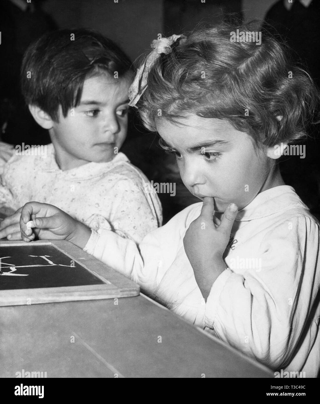 Les petites filles à l'école, 1958 Banque D'Images