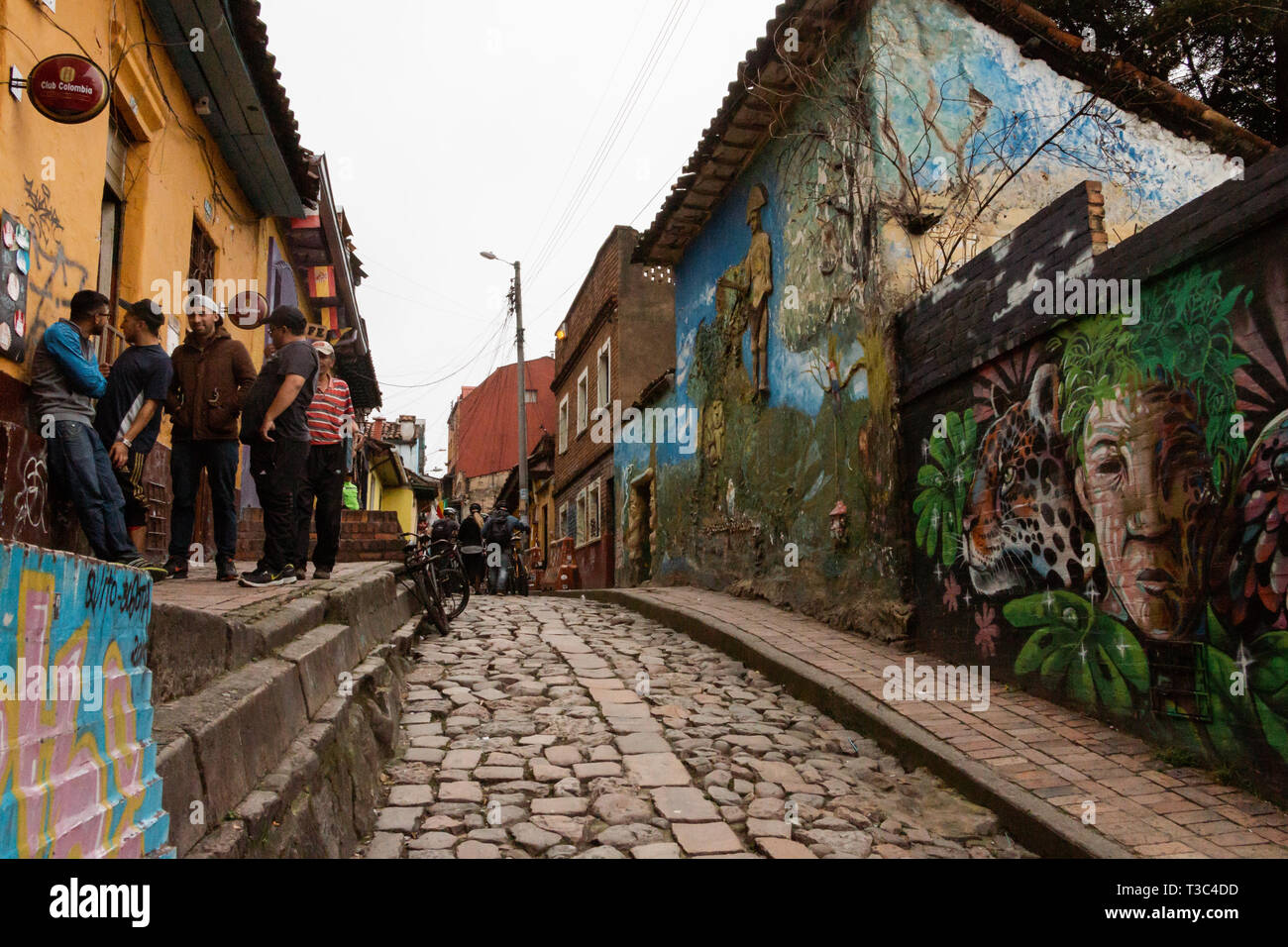 Collecte d'hommes en dehors de la restuarant Club Colombia sur Carrera 2, La Candelaria, Bogota, Colombie, du District de la capitale Banque D'Images