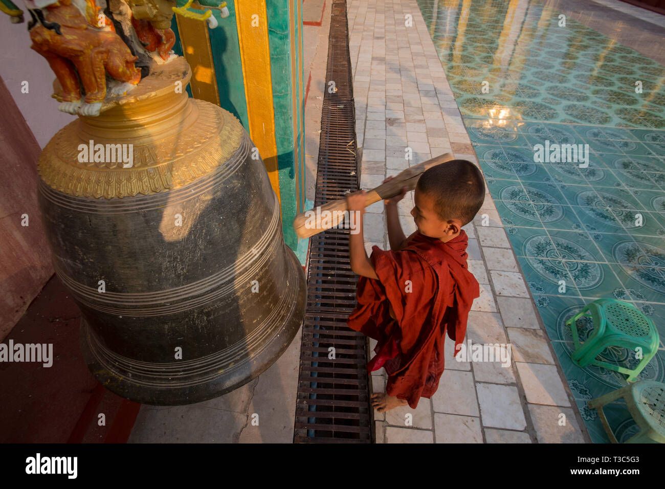 Moine Bouddhiste Novice frappant une cloche à la pleine lune du Vesak festival pour célébrer l'anniversaire de Bouddha à la pagode Shwe Yin Maw, près de Thazi, Myan Banque D'Images