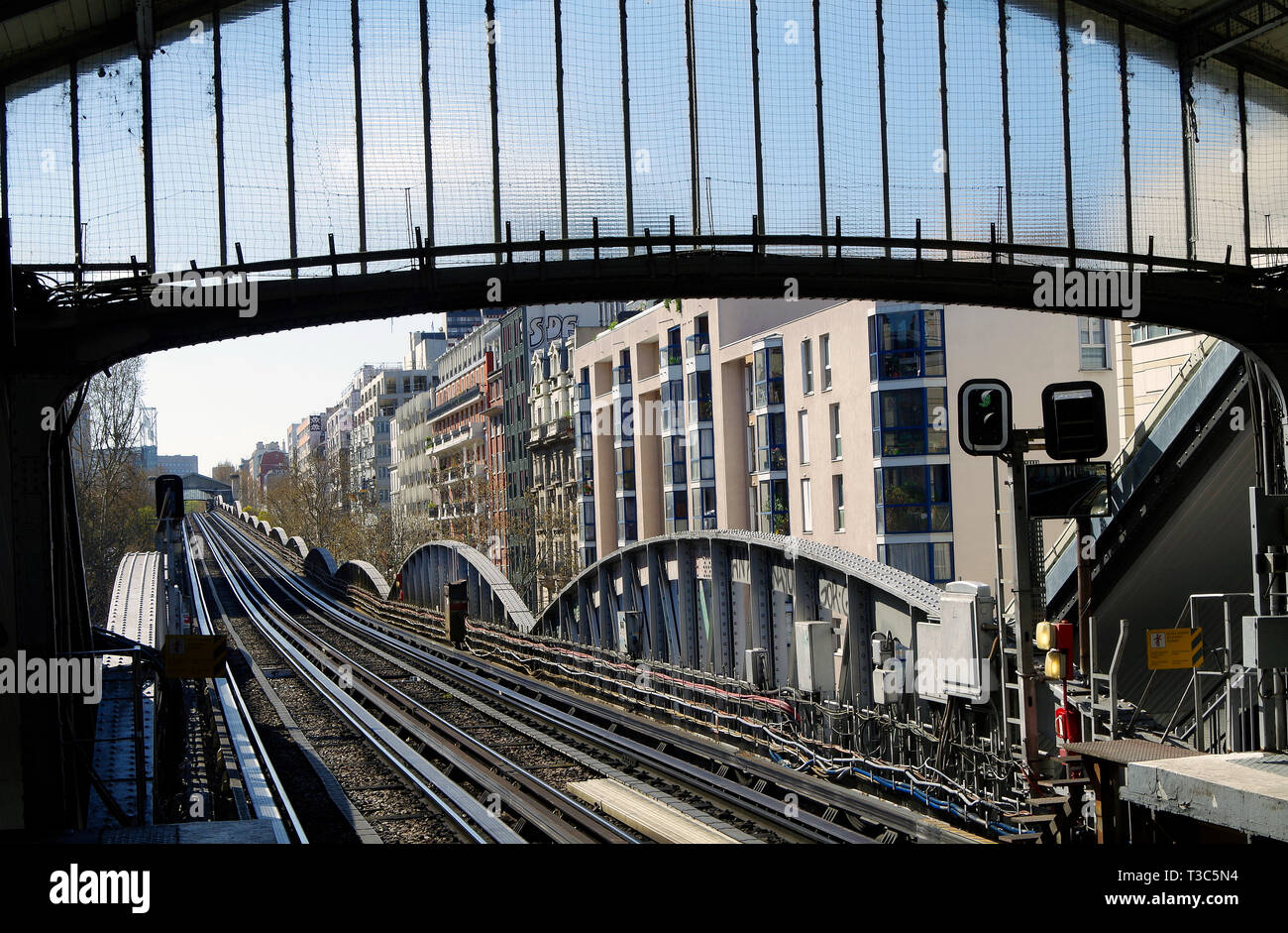 Voir l'ouest à partir du niveau de la plate-forme à la station de métro Chevaleret ligne 6, montrant les voies d'exécution sur un viaduc en fer au-dessus de Bvd Vincent Auriol Banque D'Images