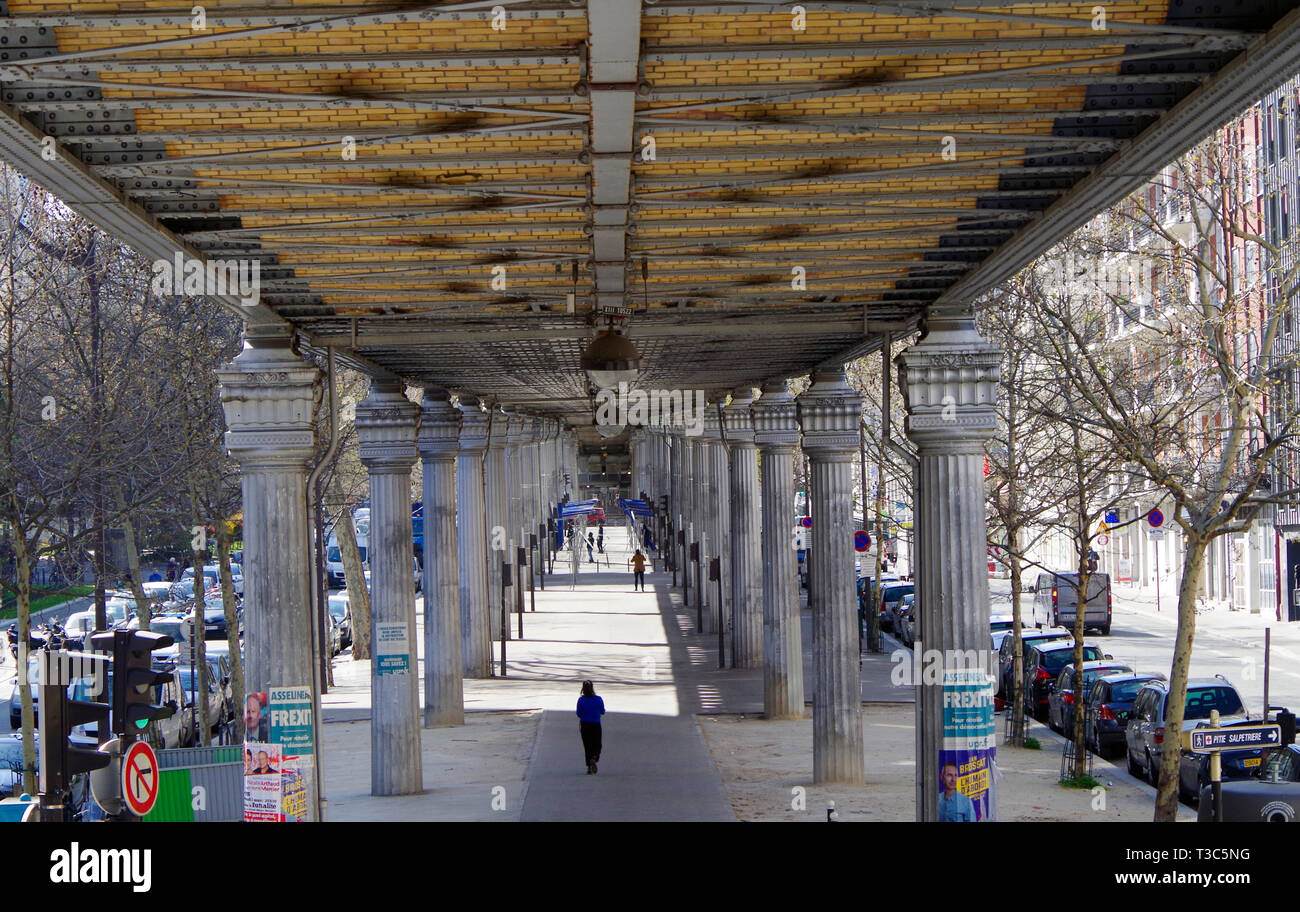 Vue de l'ouest ci-dessous niveau de la voie à la station de métro Chevaleret ligne 6, montrant les voies d'exécution sur un fer à repasser et viaduc en brique au-dessus de Bvd Vincent Auriol Banque D'Images