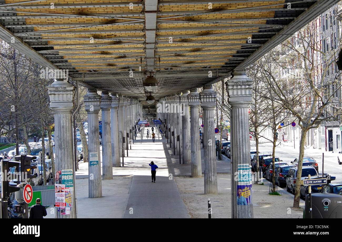 Vue de l'ouest ci-dessous niveau de la voie à la station de métro Chevaleret ligne 6, montrant les voies d'exécution sur un fer à repasser et viaduc en brique au-dessus de Bvd Vincent Auriol Banque D'Images