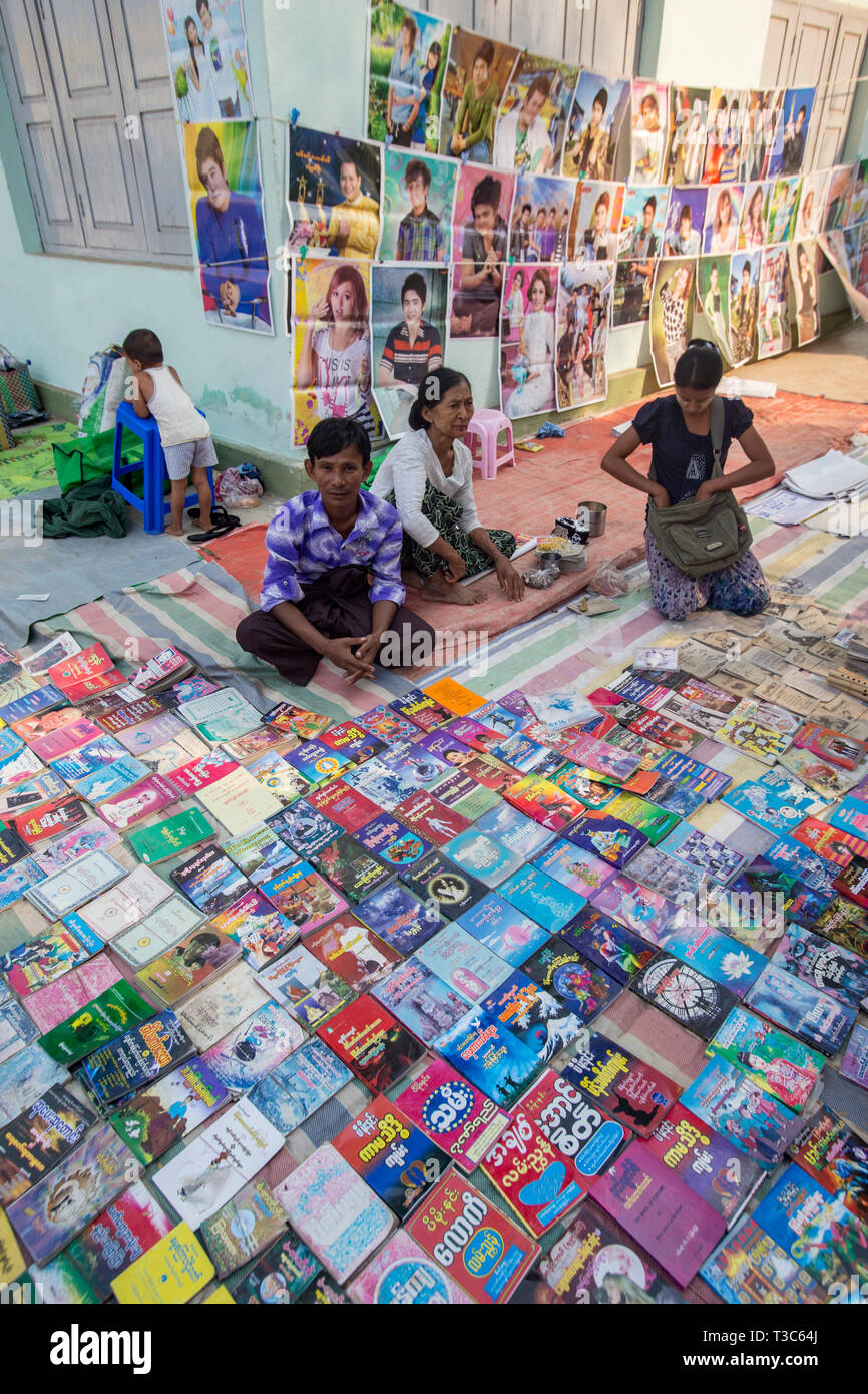 Vendeur de livre à la pleine lune du Vesak festival pour célébrer l'anniversaire de Bouddha à la pagode Shwe Yin Maw, près de Thazi, Myanmar (Birmanie). Banque D'Images