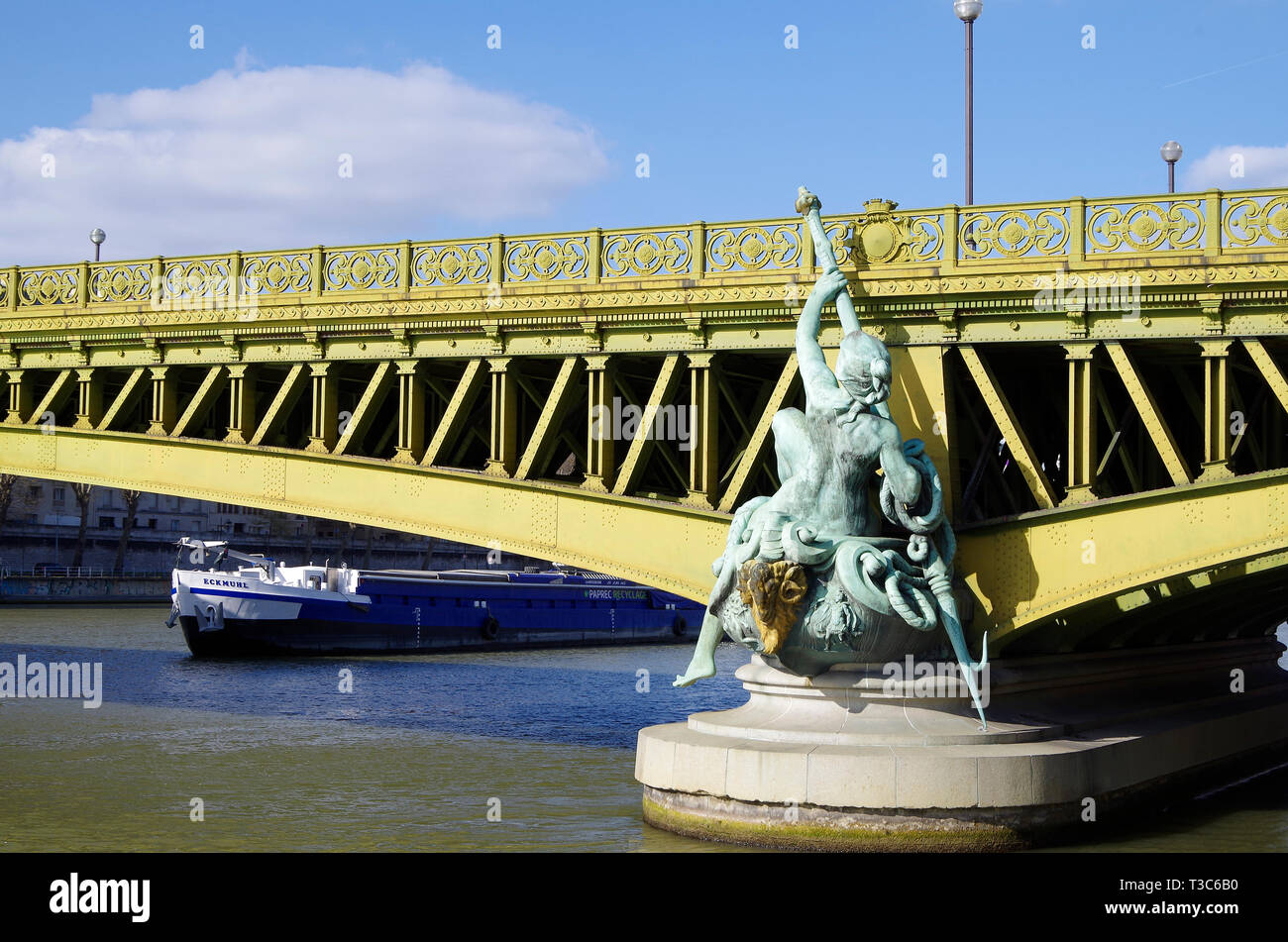 Le pont Mirabeau sur la Seine, reliant les 15e et 16e rapports annuels de rapprochement. Formé de deux ensembles de porte-à-faux en acier peint dans un jaune vert. Banque D'Images Le pont Mirabeau sur la Seine, reliant les 15e et 16e rapports annuels de rapprochement. Formé de deux ensembles de porte-à-faux en acier peint dans un jaune vert. Banque D'Images