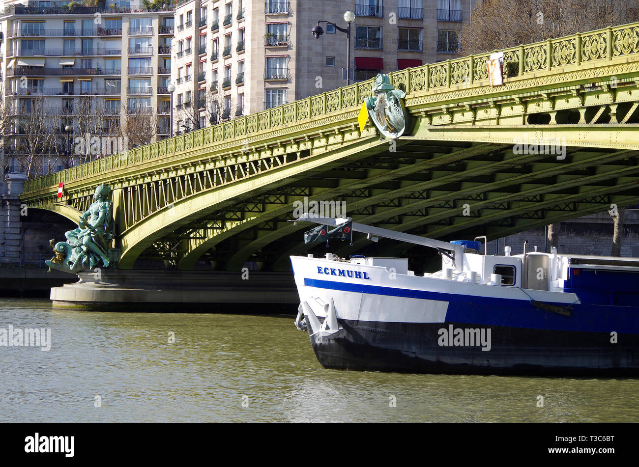 Le pont Mirabeau sur la Seine, reliant les 15e et 16e rapports annuels de rapprochement. Formé de deux ensembles de porte-à-faux en acier peint dans un jaune vert. Banque D'Images Le pont Mirabeau sur la Seine, reliant les 15e et 16e rapports annuels de rapprochement. Formé de deux ensembles de porte-à-faux en acier peint dans un jaune vert. Banque D'Images