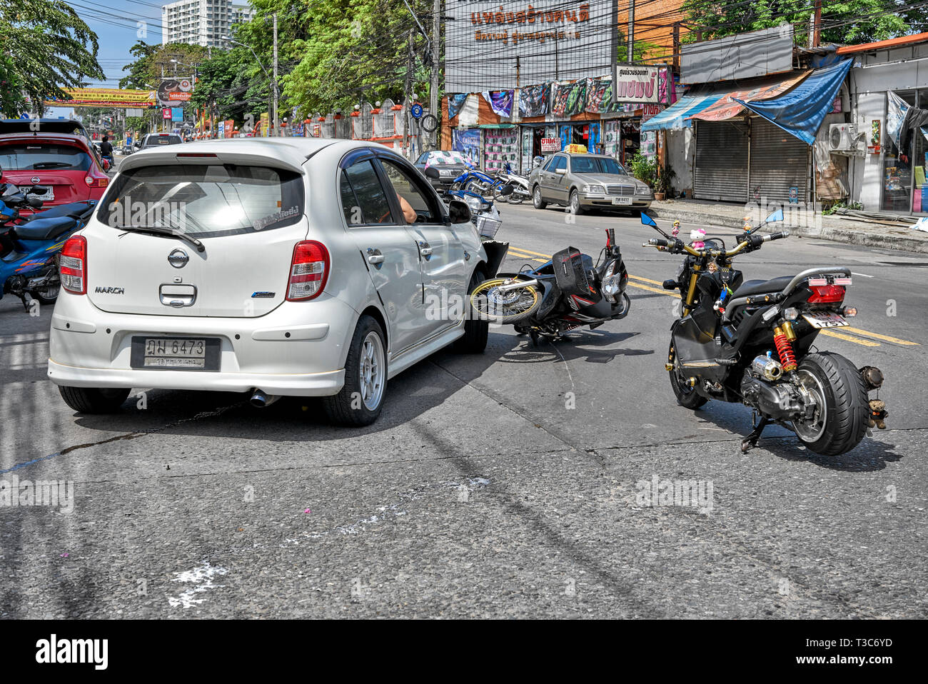 Accident de la route impliquant une voiture et une moto. Un très répandu  sur les routes de la Thaïlande connue comme les mondes n° 1 pour la  mortalité routière Photo Stock - Alamy