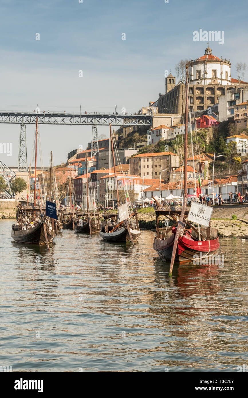 Les bateaux traditionnels utilisés pour transporter la précieuse cargaison de barils de port sur la rivière Douro, à Porto, Portugal Banque D'Images