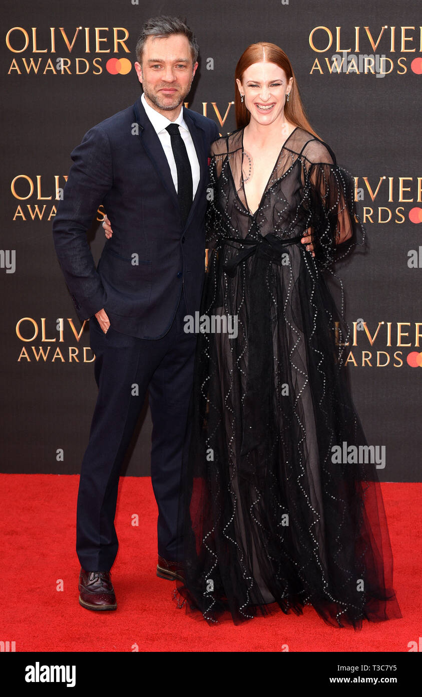 Hadley Fraser et Rosalie Craig sont vus sur le tapis rouge lors de l'Olivier Awards 2019 avec Mastercard au Royal Albert Hall à Londres. Banque D'Images