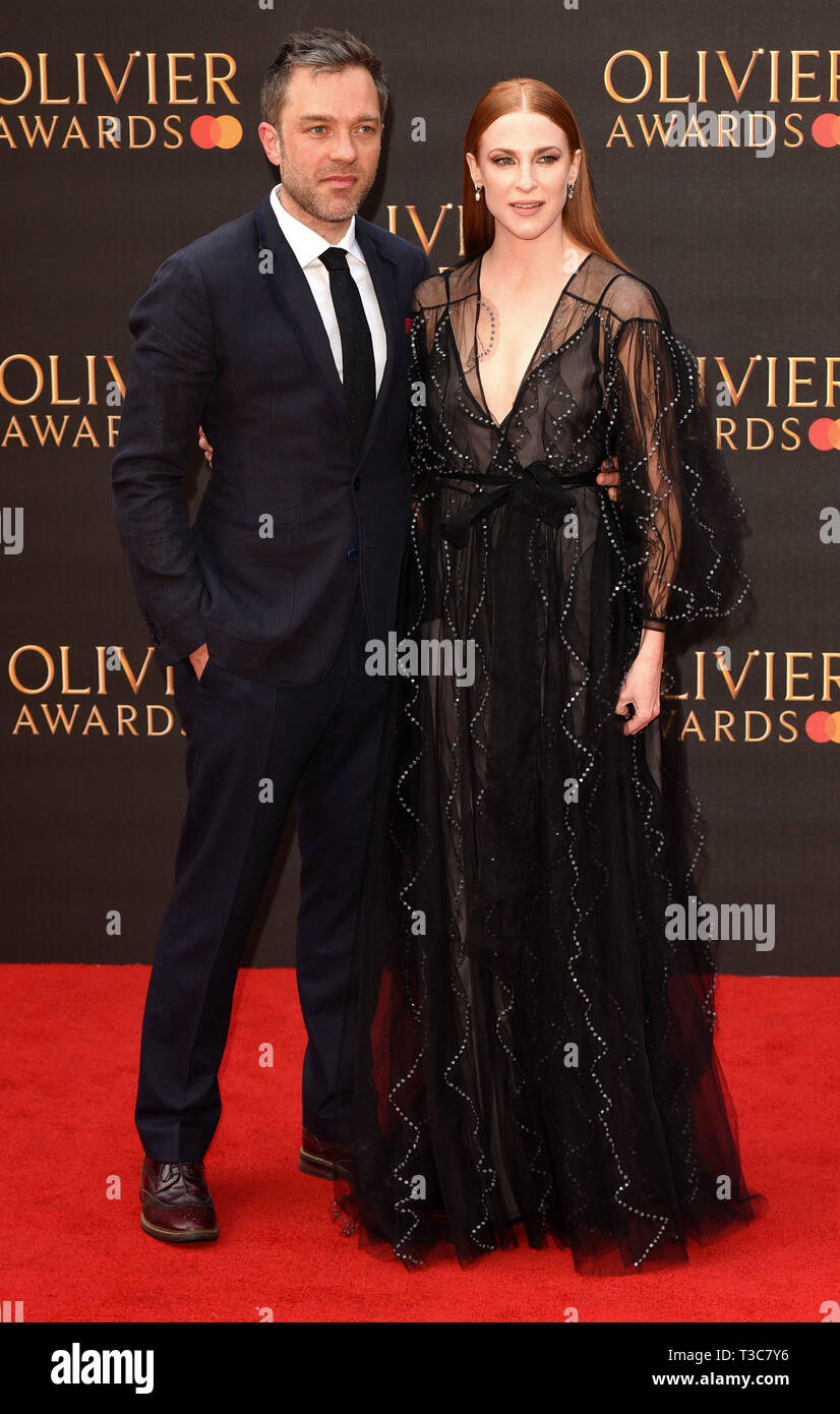 Hadley Fraser et Rosalie Craig sont vus sur le tapis rouge lors de l'Olivier Awards 2019 avec Mastercard au Royal Albert Hall à Londres. Banque D'Images