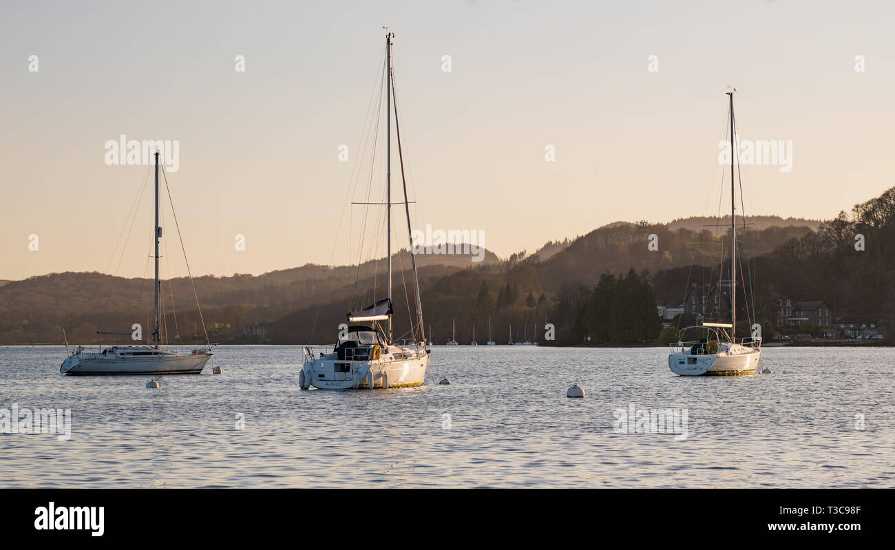 Bateaux à voile sur le lac Windermere, Lake District - Mars 2019 Coucher du Soleil au début du printemps Banque D'Images