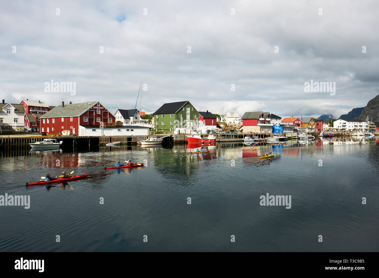 Un petit village de pêcheurs henningsvær en Vågan municipalité dans le comté de Nordland, Norvège Banque D'Images