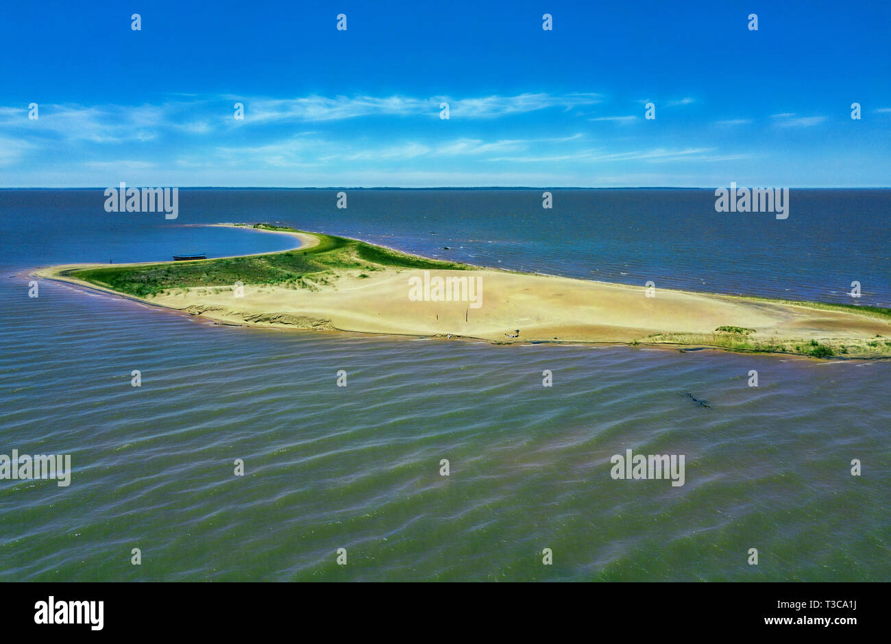 Vue aérienne de l'île des dunes 'Las Dunas de San Cosme y Damian' au milieu du Rio Parana près de la ville de Encarnacion Paraguay. Banque D'Images