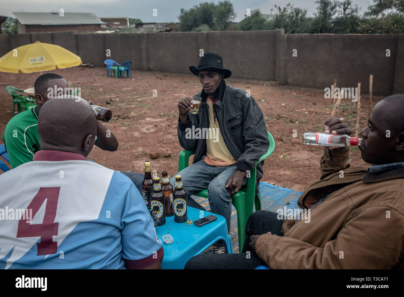 Vu les hommes de boire une bière dans un bar dans le camp de réfugiés de Nakivale au sud-ouest de l'Ouganda. Nakivale a été créé en 1958 et reconnu officiellement comme l'établissement des réfugiés en 1960. L'établissement accueille plus de 100 000 réfugiés du Burundi, la République démocratique du Congo, Érythrée, Éthiopie, Rwanda, Somalie, Soudan et Soudan du Sud. Banque D'Images