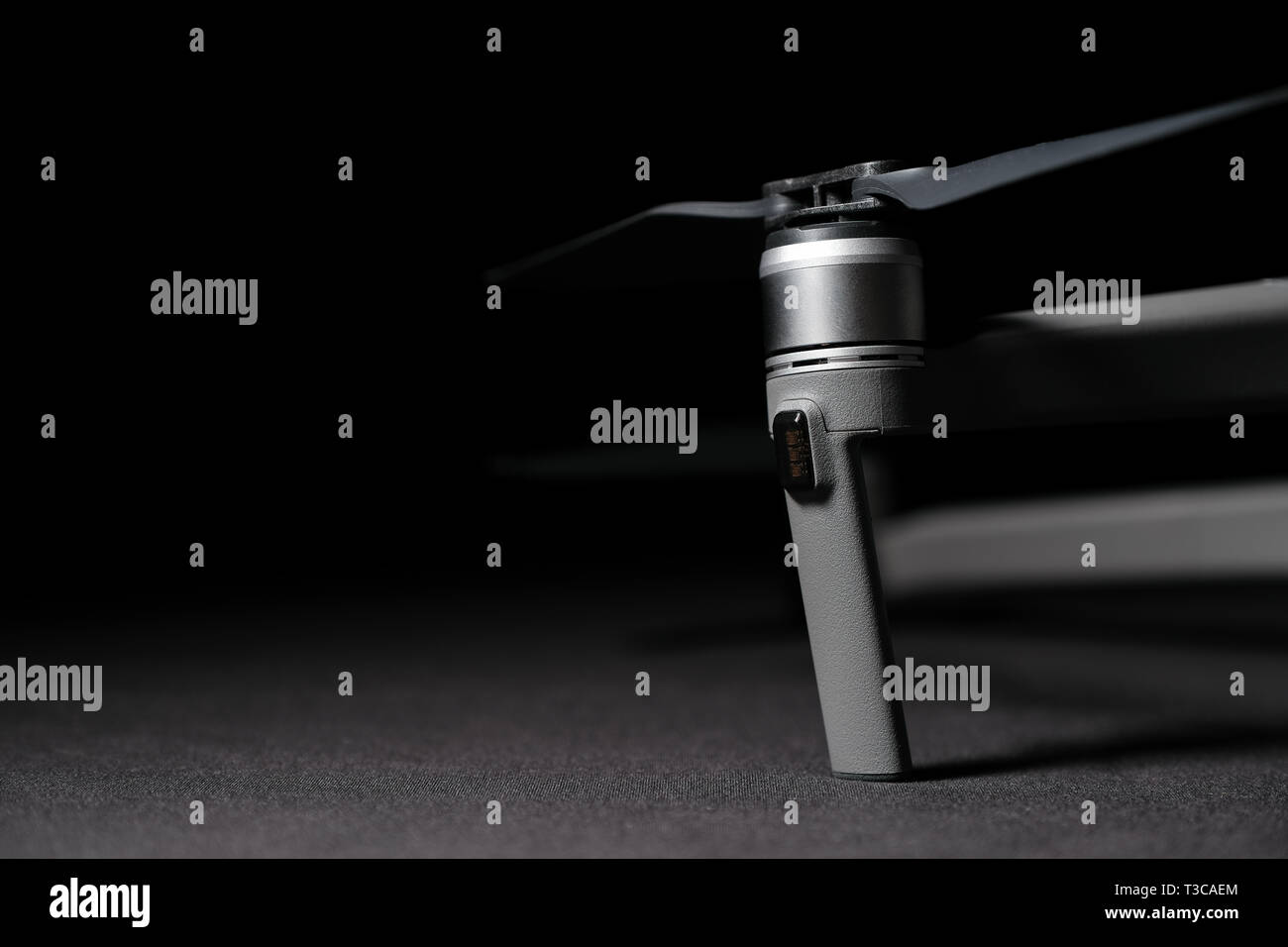 Gros plan de l'hélice et moteur brushless section d'un drone DJI Mavic 2  Pro. Studio shot with copy space Photo Stock - Alamy