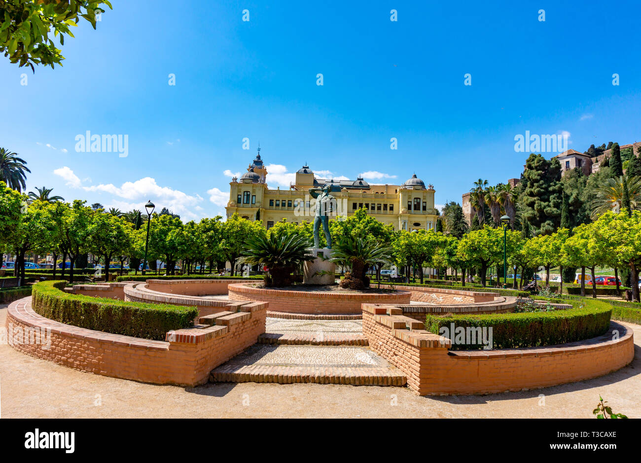 Espagne, Malaga - 04.04.2019 : El Biznaguero statue dans le Pedro Luis Alonso Garten à Malaga en Espagne avec l'Alcazaba de jour en arrière-plan Banque D'Images