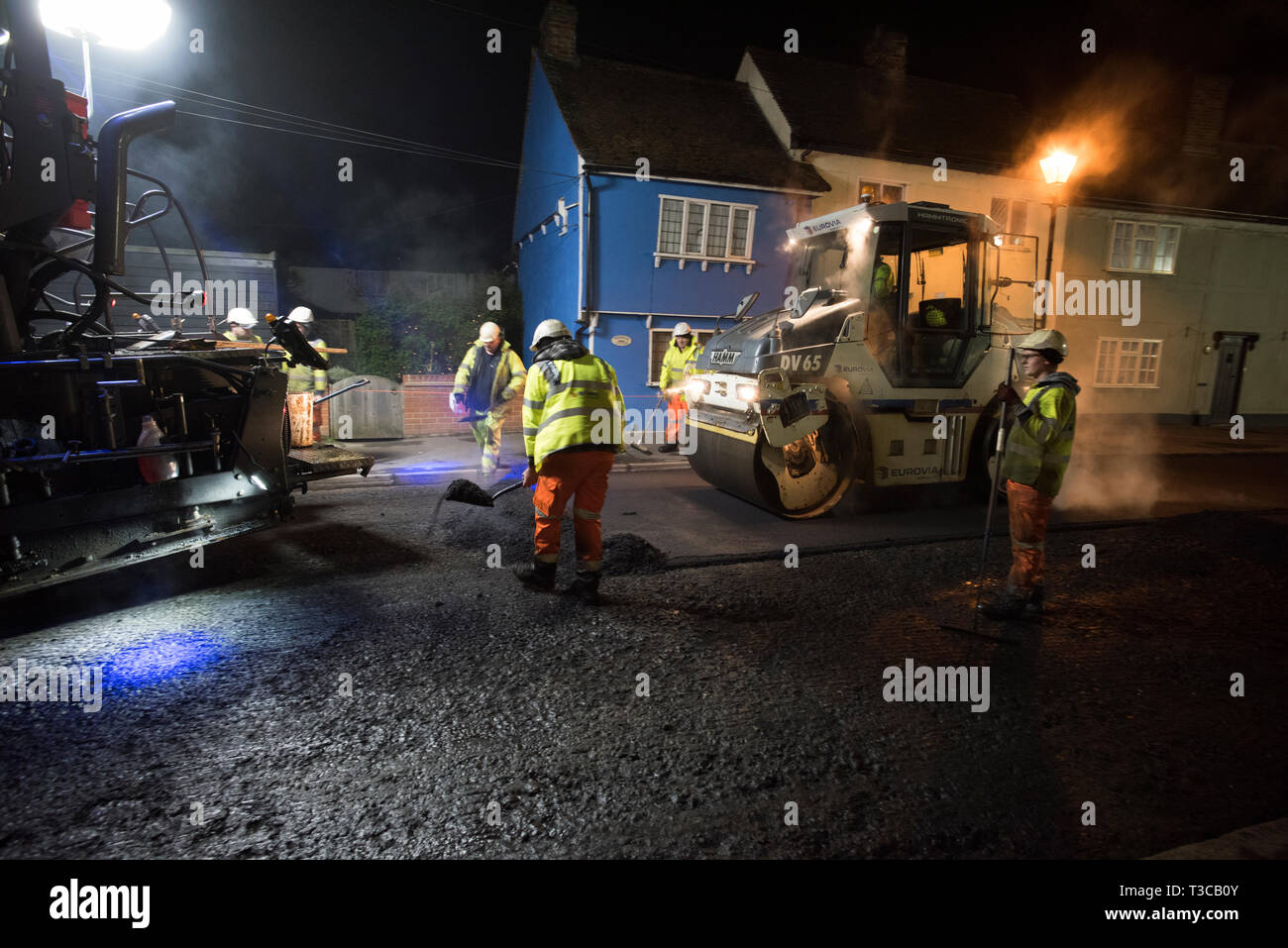 Thaxted Essex England UK. Les grands travaux de resurfaçage pour 7 nuits, du 5 avril au 12 avril 2019 le travail de nuit : La photographie montre la scène nocturne en tant que travailleurs fr Banque D'Images