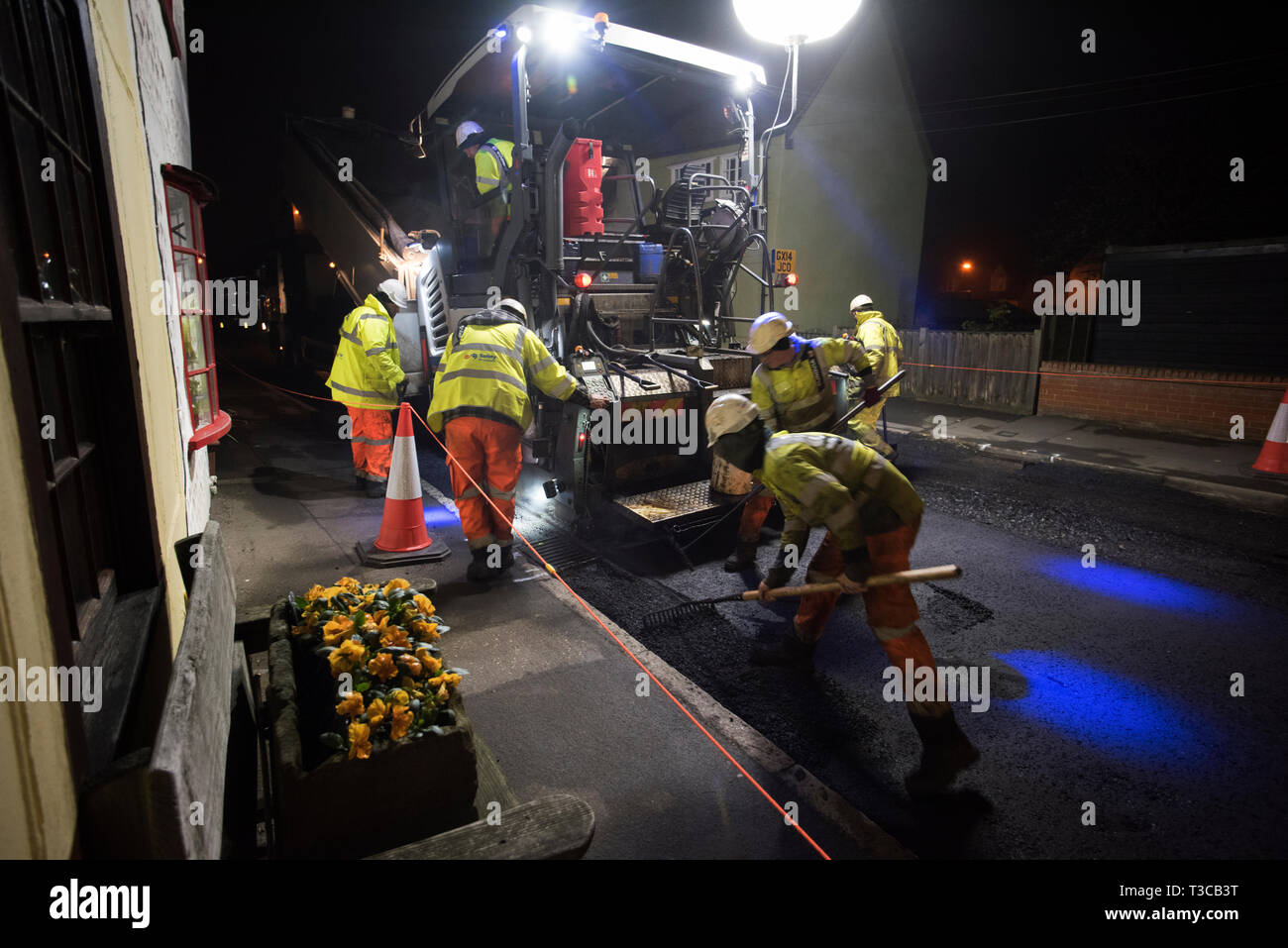 Thaxted Essex England UK. Les grands travaux de resurfaçage pour 7 nuits, du 5 avril au 12 avril 2019 le travail de nuit : La photographie montre la scène nocturne en tant que travailleurs fr Banque D'Images