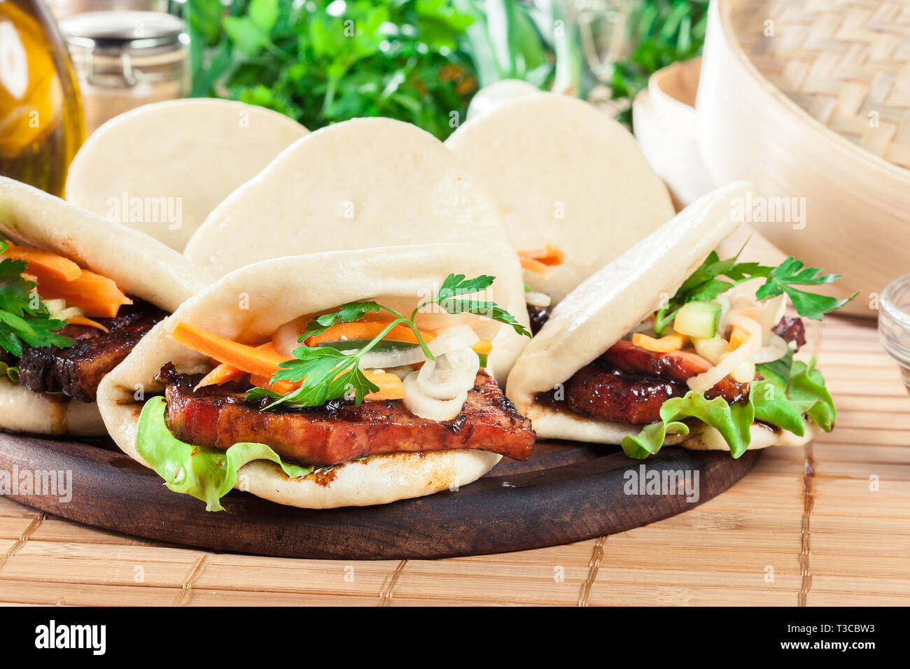 Bao gua, brioches à la vapeur avec des légumes et de porc. La cuisine asiatique Banque D'Images
