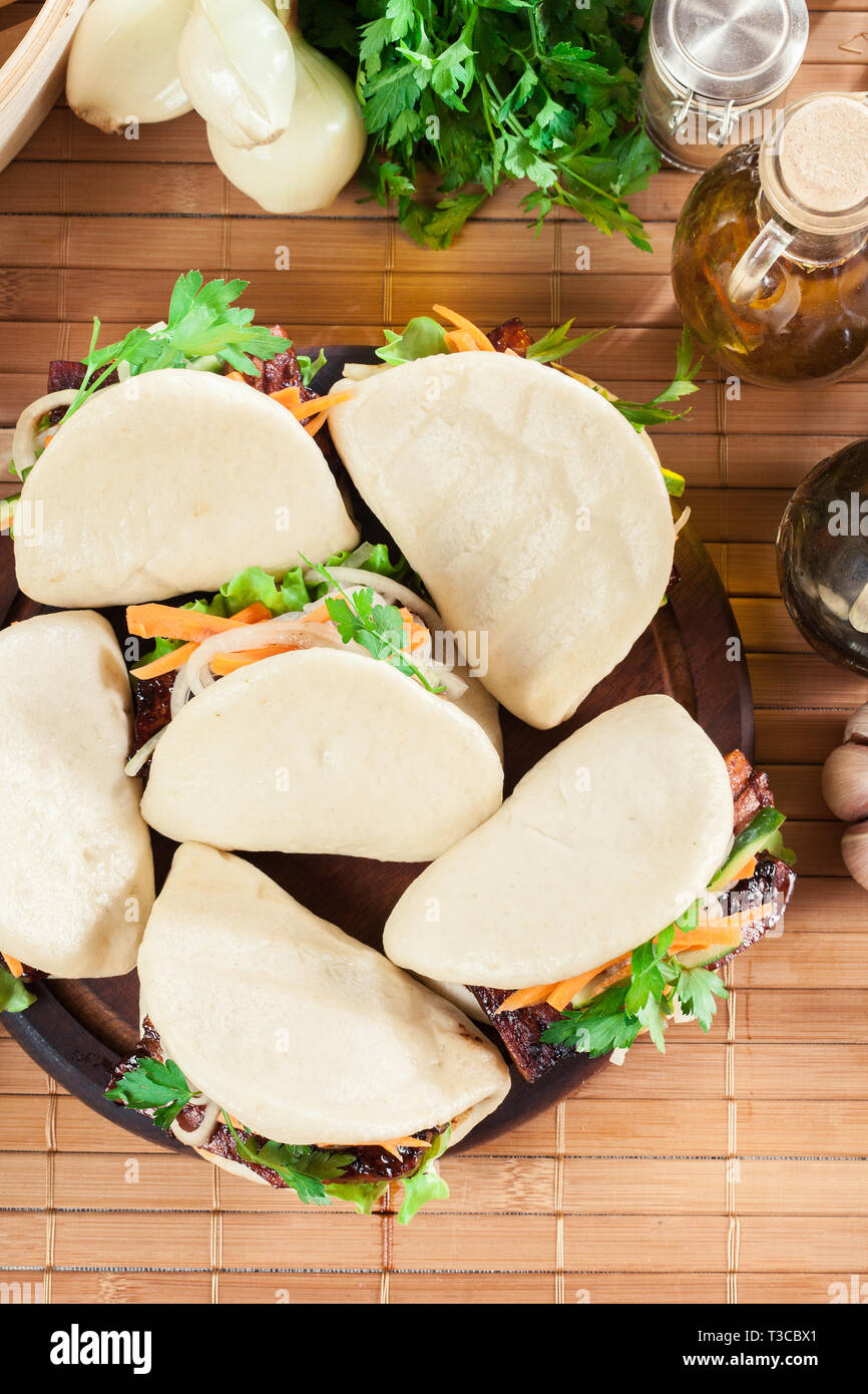 Bao gua, brioches à la vapeur avec des légumes et de porc. La cuisine asiatique. Vue d'en haut Banque D'Images