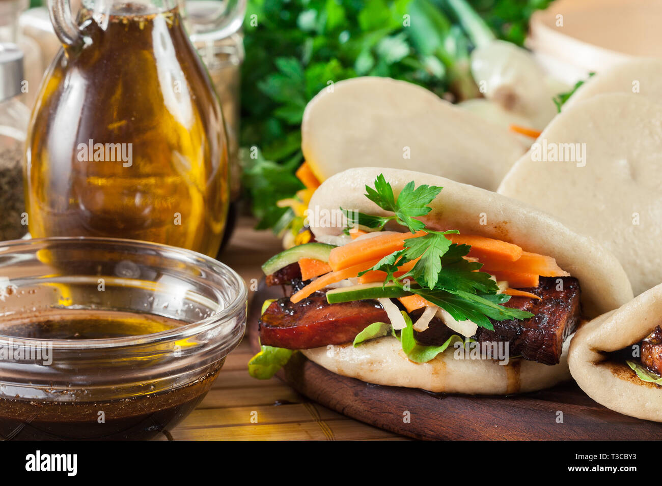 Bao gua, brioches à la vapeur avec des légumes et de porc. La cuisine asiatique Banque D'Images