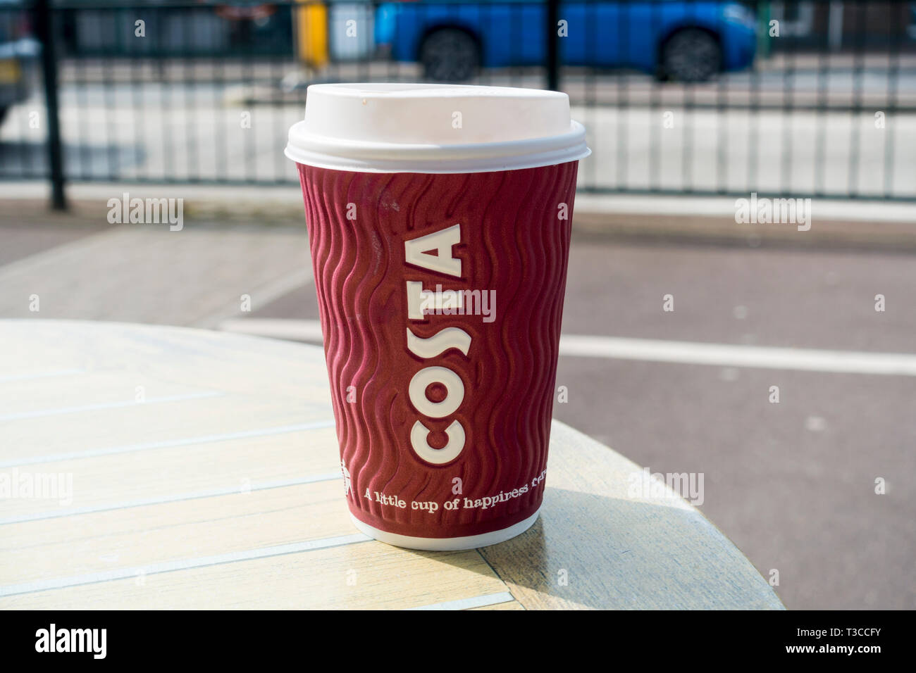 Costa coffee takeaway cup Banque de photographies et d'images à haute  résolution - Alamy