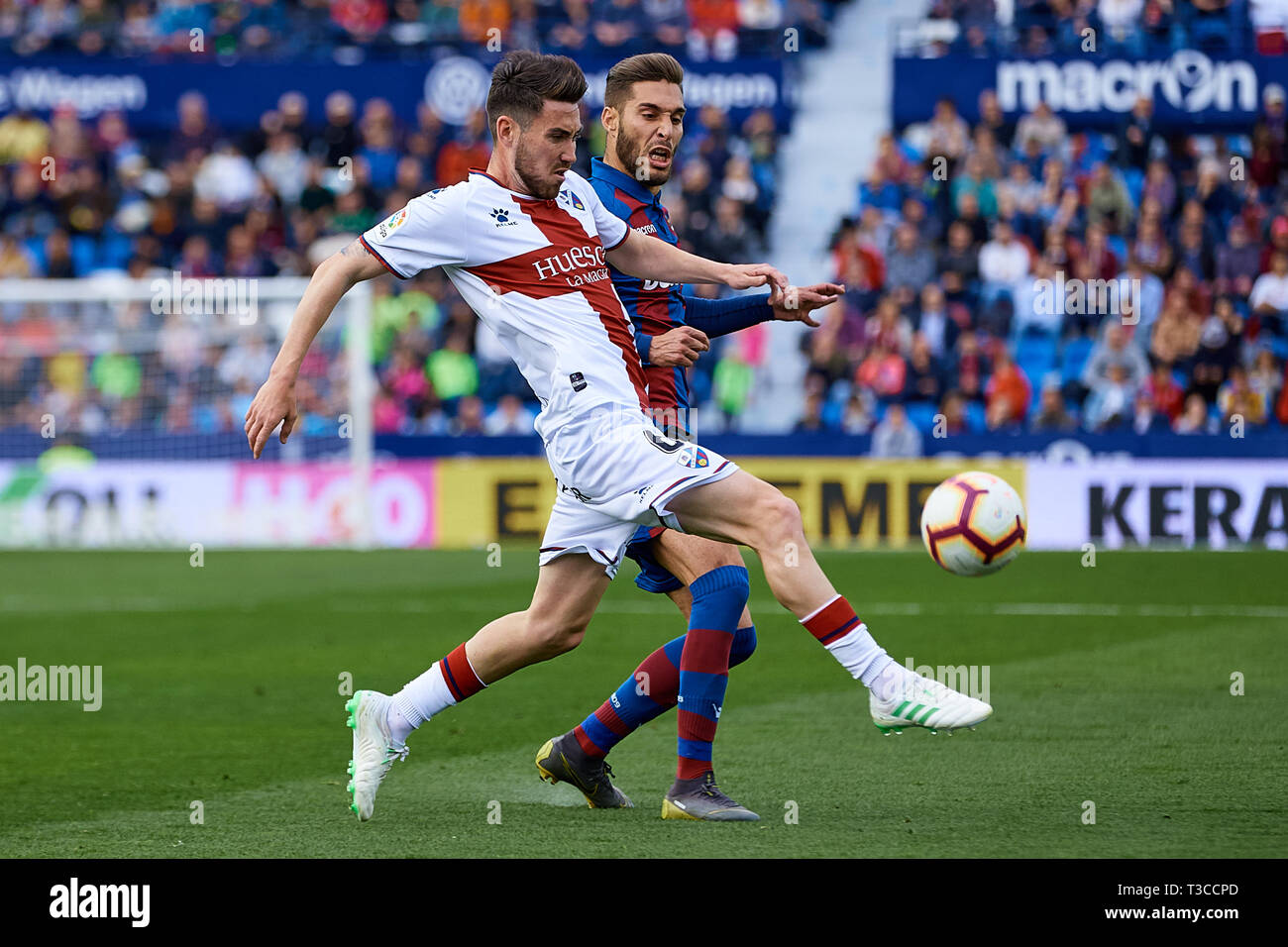 Valence, Espagne - AVRIL 07 : Moi Gomez (L) de SD Huesca est en concurrence pour le bal avec Ruben Rochina Naixes de Levante UD au cours de la correspondance entre la Liga Levante UD et SD Huesca à Ciutat de Valencia le 7 avril 2019 à Valence, en Espagne. (Photo de David Aliaga/MO Media) Banque D'Images