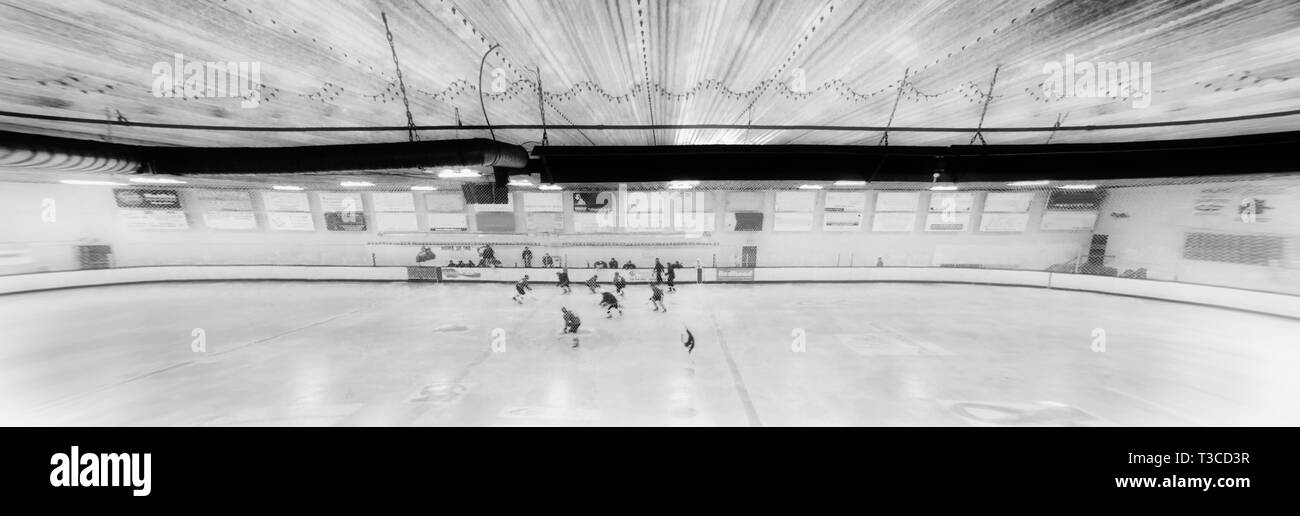 Une piscine patinoire de hockey avec une équipe récréative de joueurs sur la glace Banque D'Images